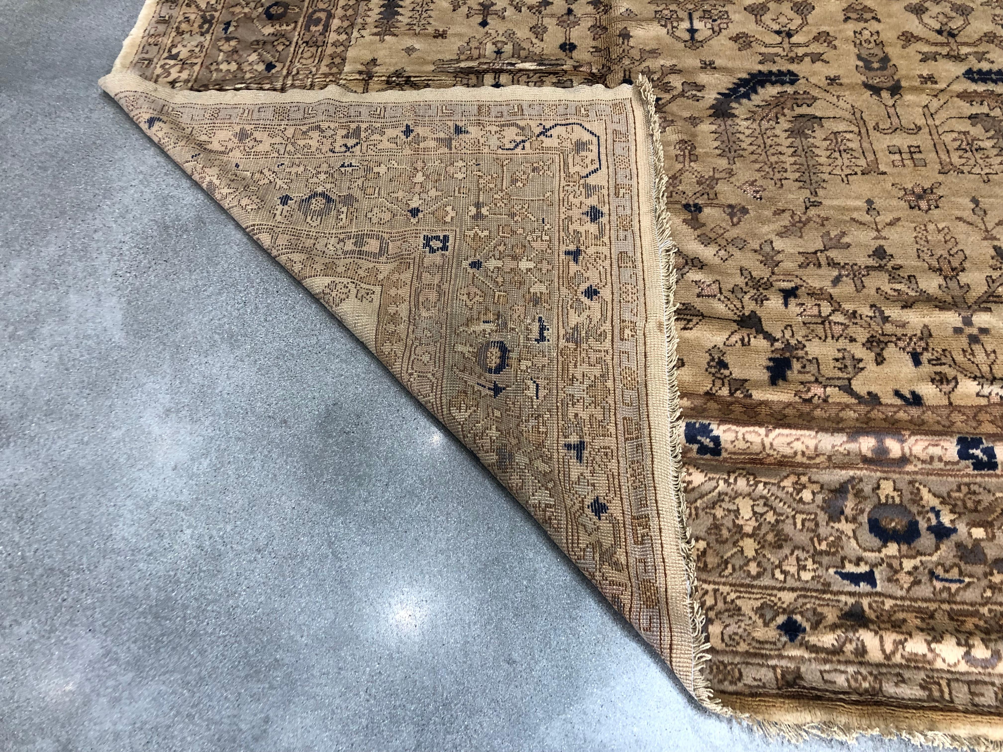 Antique Oushak Rug In Good Condition For Sale In Los Angeles, CA