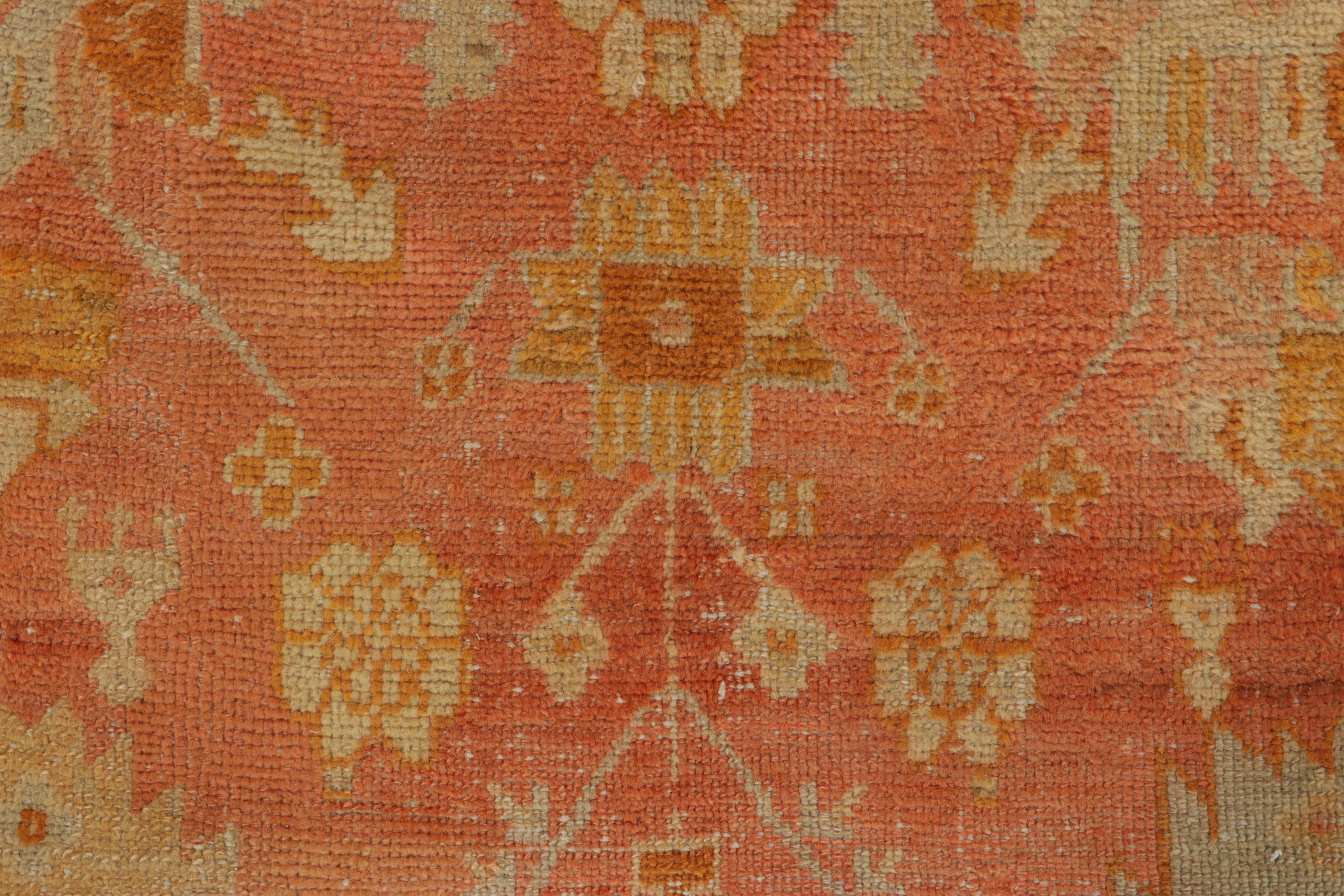 Questo tappeto Oushak antico 12x13 rappresenta una delle curatele più inaspettate ed eccezionali di questa celebre provenienza nella collezione Rug & Kilim: un disegno stravagante ma regale della fine del XIX secolo che brulica di un inaspettato