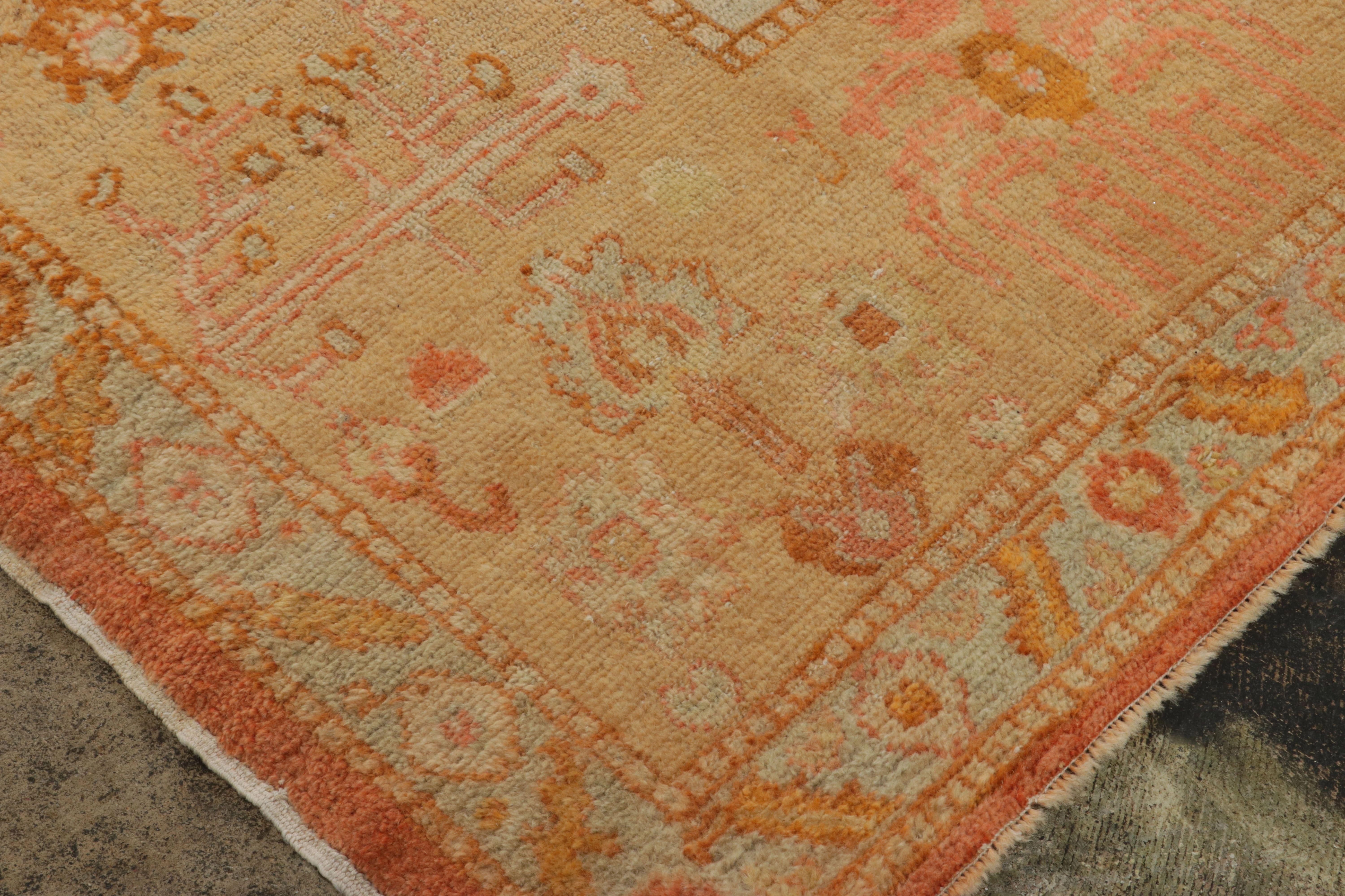 Tappeto antico Oushak, Grande fiore stravagante in arancione corallo e albicocca-Rug & Kilim In condizioni buone in vendita a Long Island City, NY