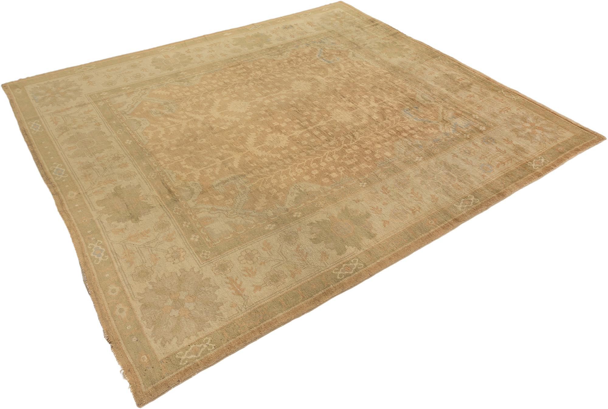 Tappeto Oushak annodato a mano, tessuto nell'Anatolia occidentale intorno al 1930.

Questo antico Oushak presenta una splendida tavolozza di beige, sabbia e rosa tenui, creando un aspetto tranquillo e armonioso. Il disegno presenta un sottile motivo