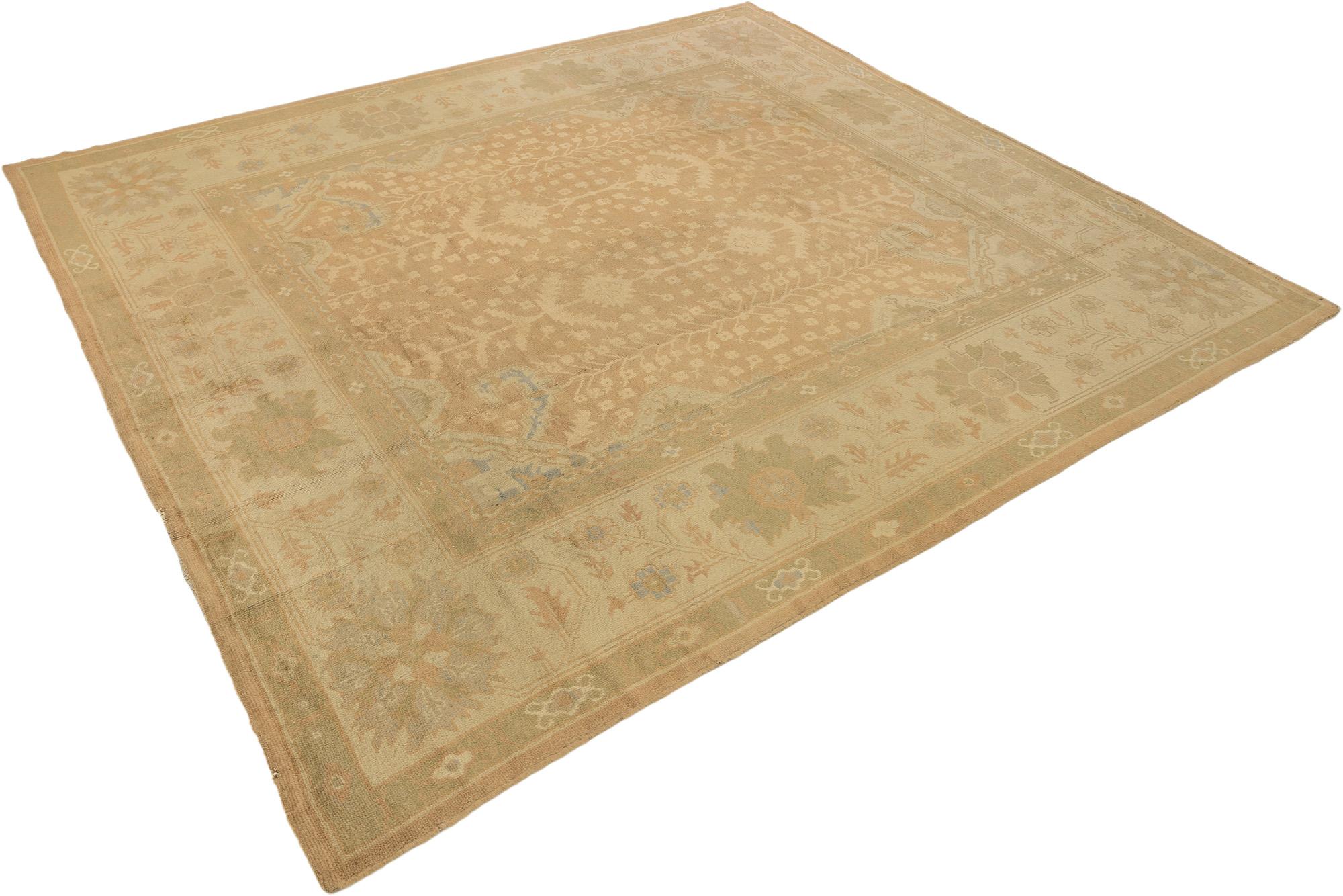 Turco Tappeto antico Oushak, annodato a mano, 11x10.2 ft - Beige, sabbia e rosa sbiadito in vendita