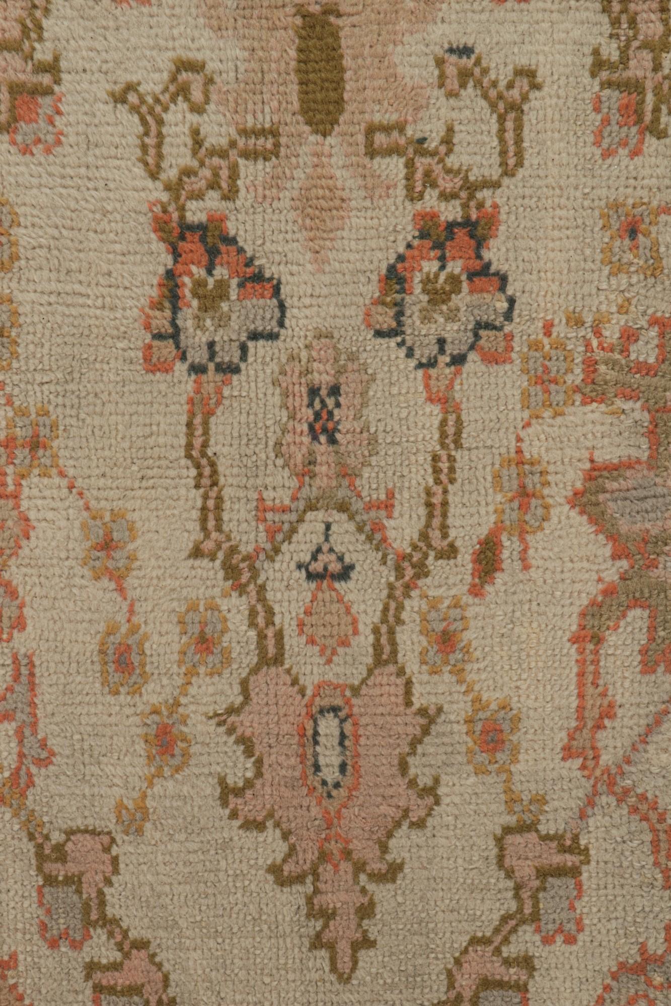 Antiker Oushak-Teppich in Beige und Rosa mit Blumenmuster, von Rug & Kilim (Frühes 20. Jahrhundert) im Angebot