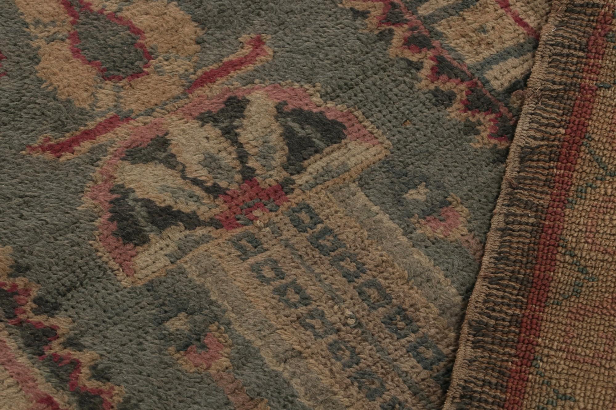 Antiker Oushak-Teppich in Brown mit blauen Blumenmustern (Wolle) im Angebot