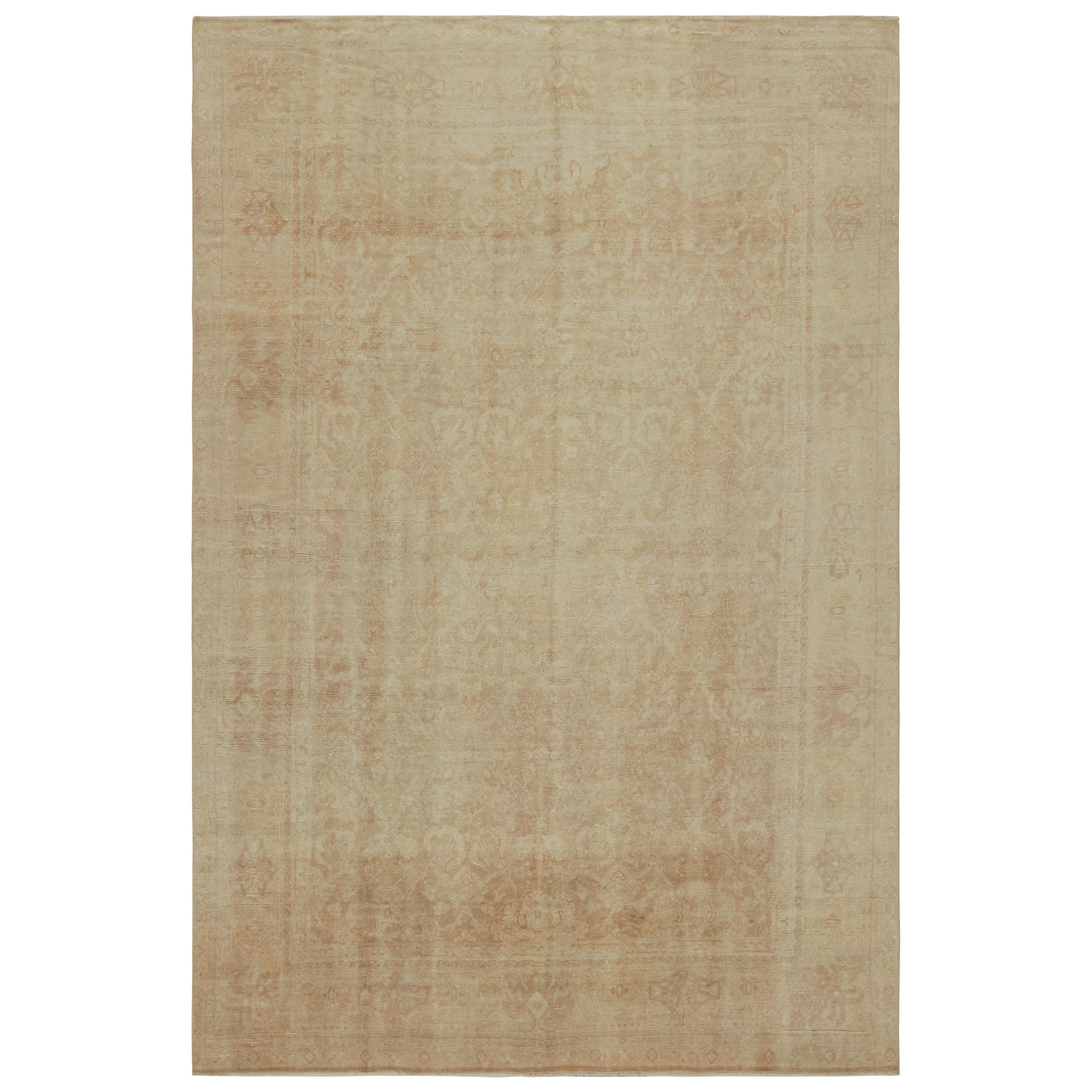 Tappeto antico Oushak in oro e beige, con motivi floreali, da Rug & Kilim