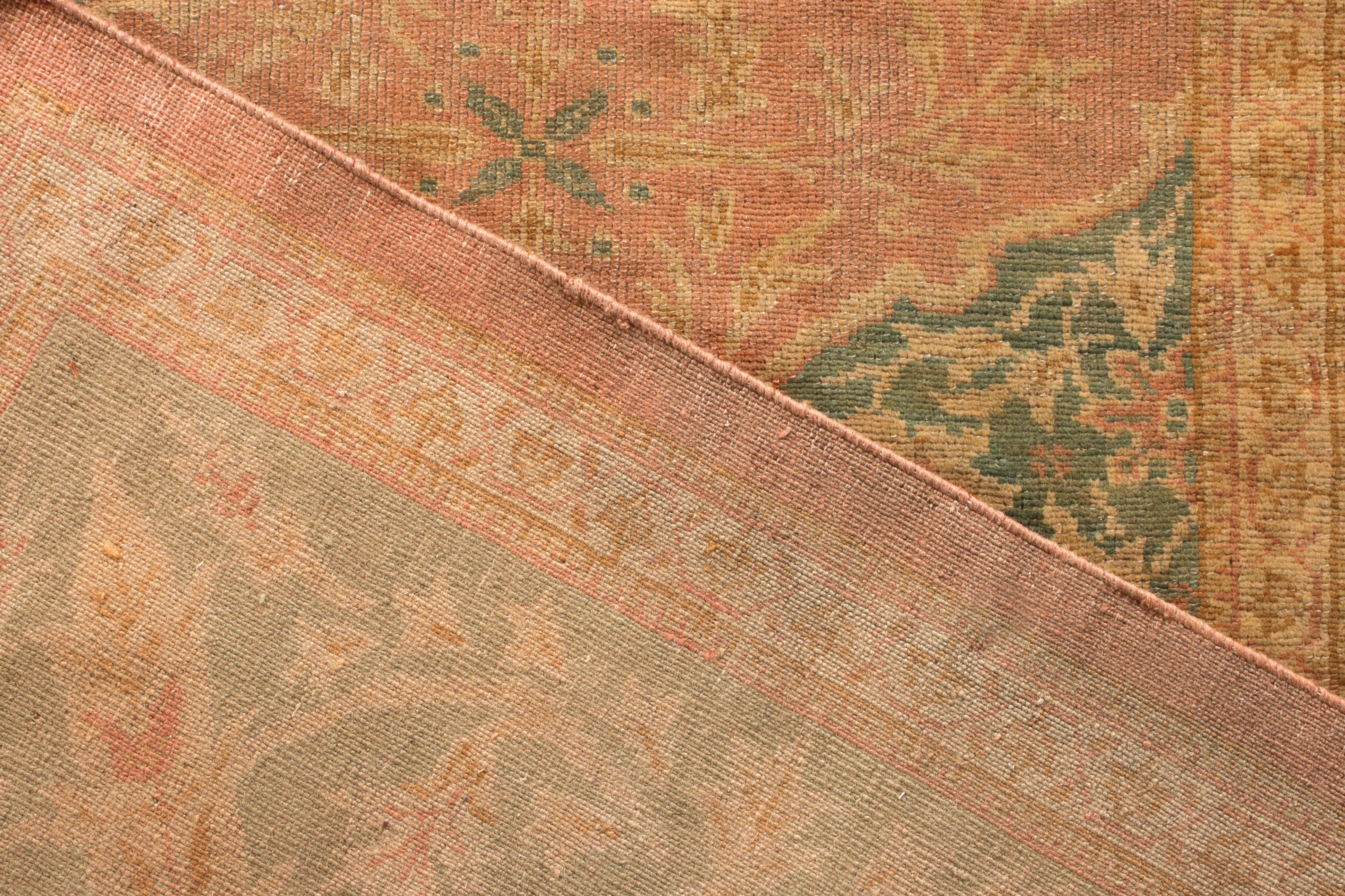 Antiker Oushak-Teppich mit rotem und grünem Allover-Blumenmuster (Wolle) im Angebot