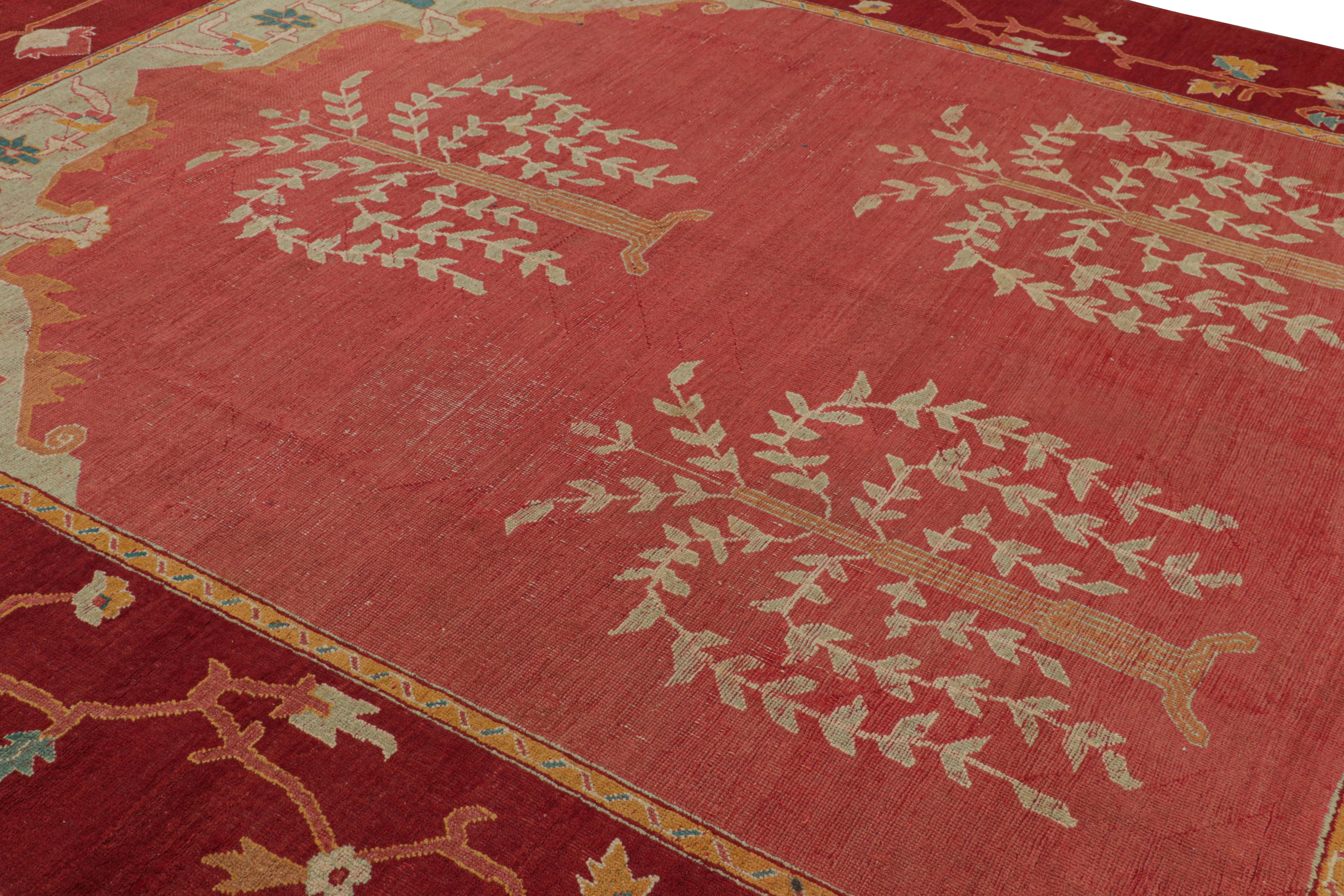Dieser seltene antike Oushak-Teppich im Format 10x12, handgeknüpft aus Wolle, stammt aus der Türkei (ca. 1920-1930) und gehört zu unserer ganz besonderen Auswahl an antiken Sammlerstücken, bei der jedes Stück aufgrund seines königlichen Designs und