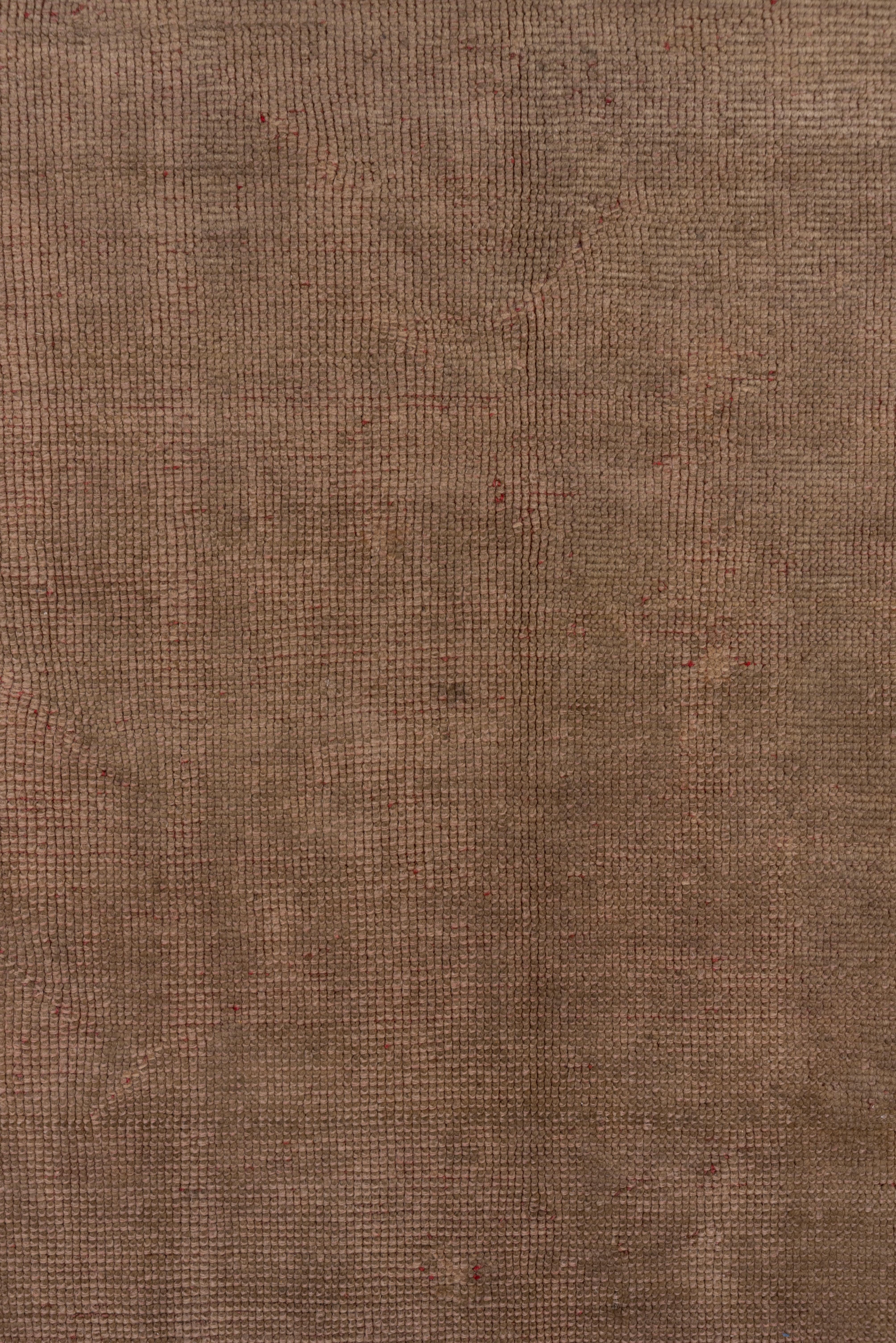 Das völlig schlichte, rechteckige, hellbraune Feld wird von einer rotbraunen Umrandung aus Hyazinthen, einer großen Rosette und einer verzweigten Kartusche eingerahmt. Die Palette ist einfach und in Erdtönen gehalten.