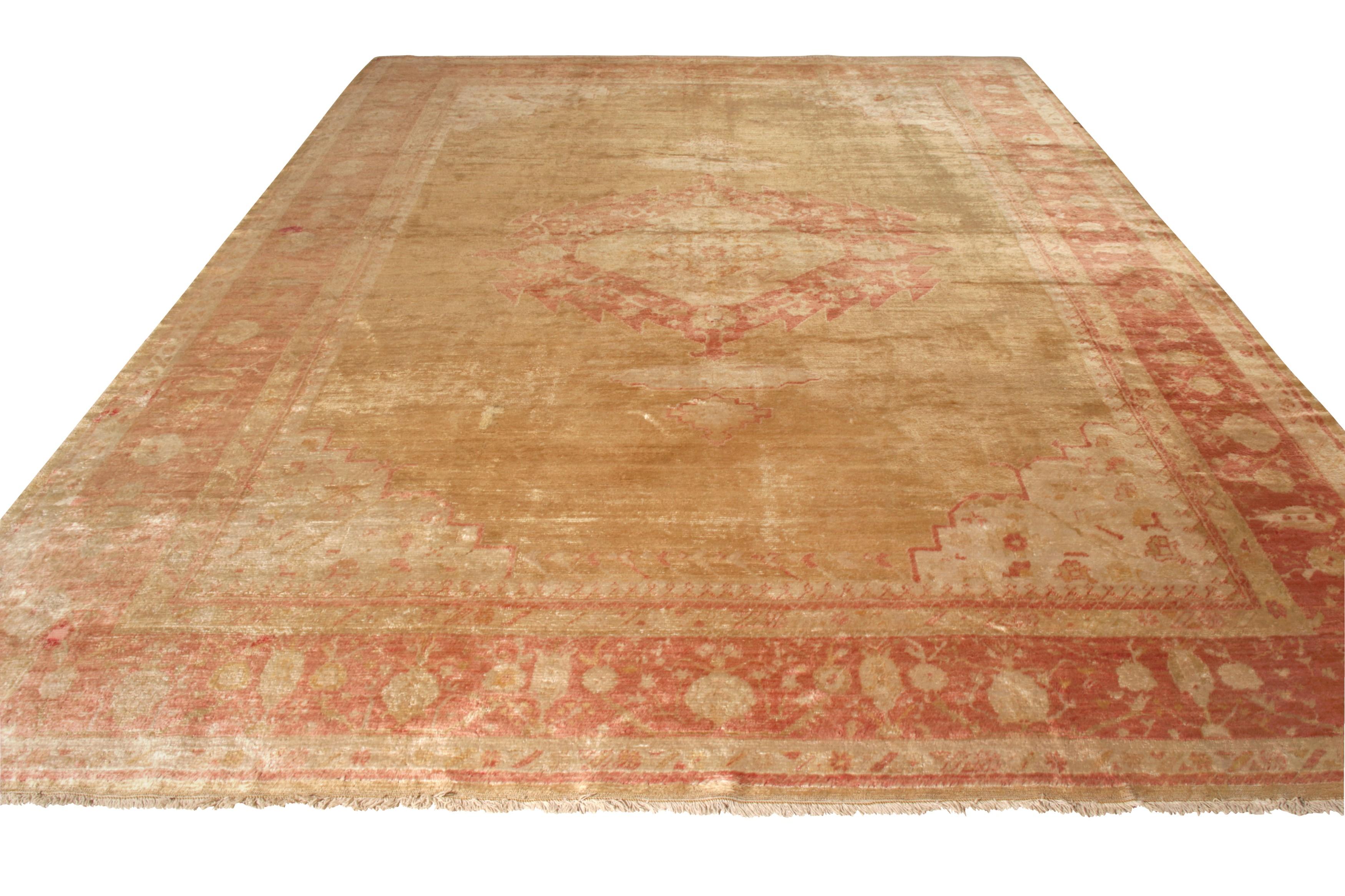 Anudada a mano en lana de angora de notorio brillo procedente de Turquía entre 1900-1910, esta alfombra antigua connota un diseño Oushak estilo medallón de principios del siglo XX en una rica paleta tradicional de tonos rojo quemado y beige-dorado.