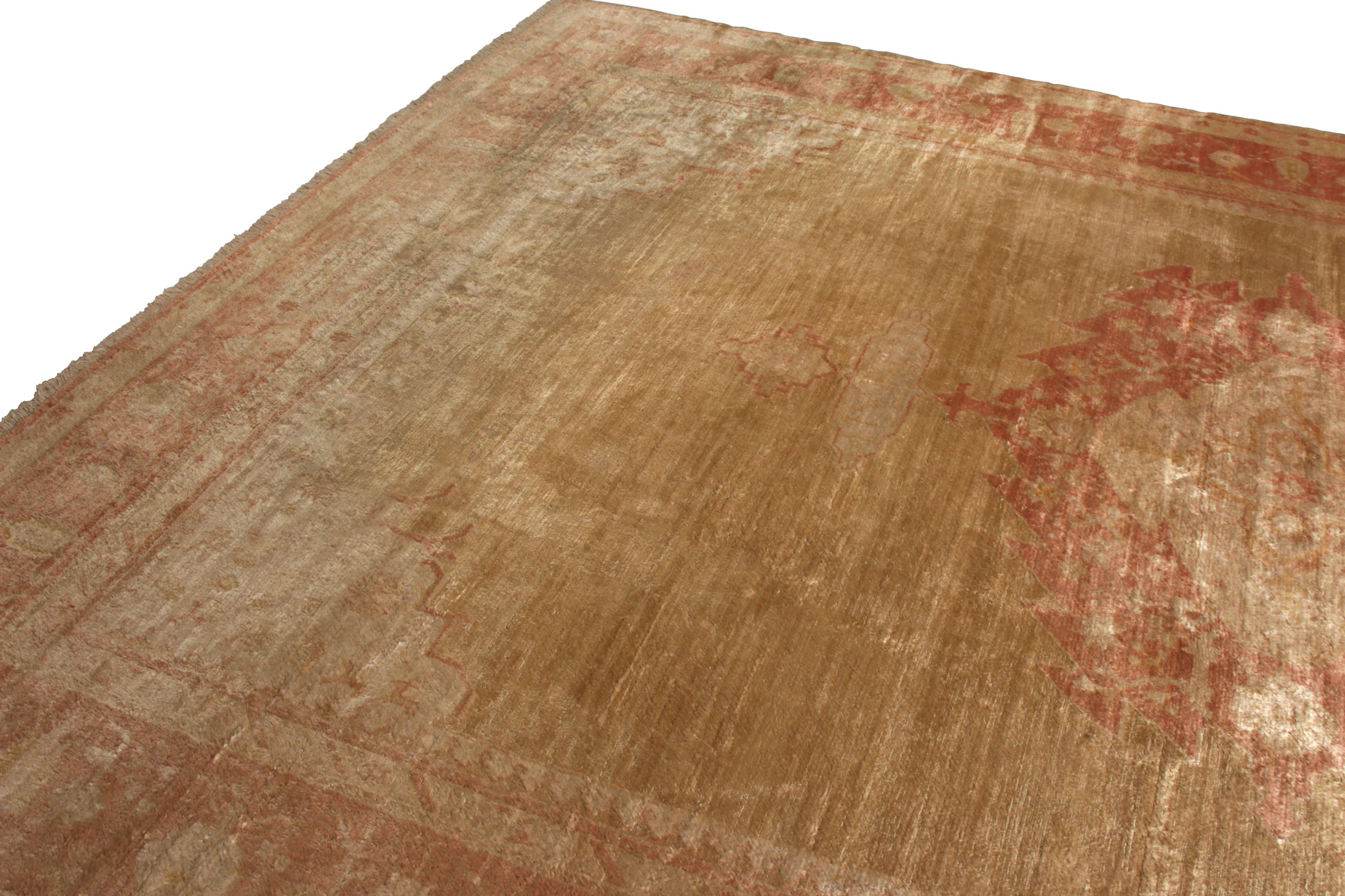 Alfombra antigua Oushak Patrón geométrico de lana de angora roja y dorada principios del siglo XX en venta