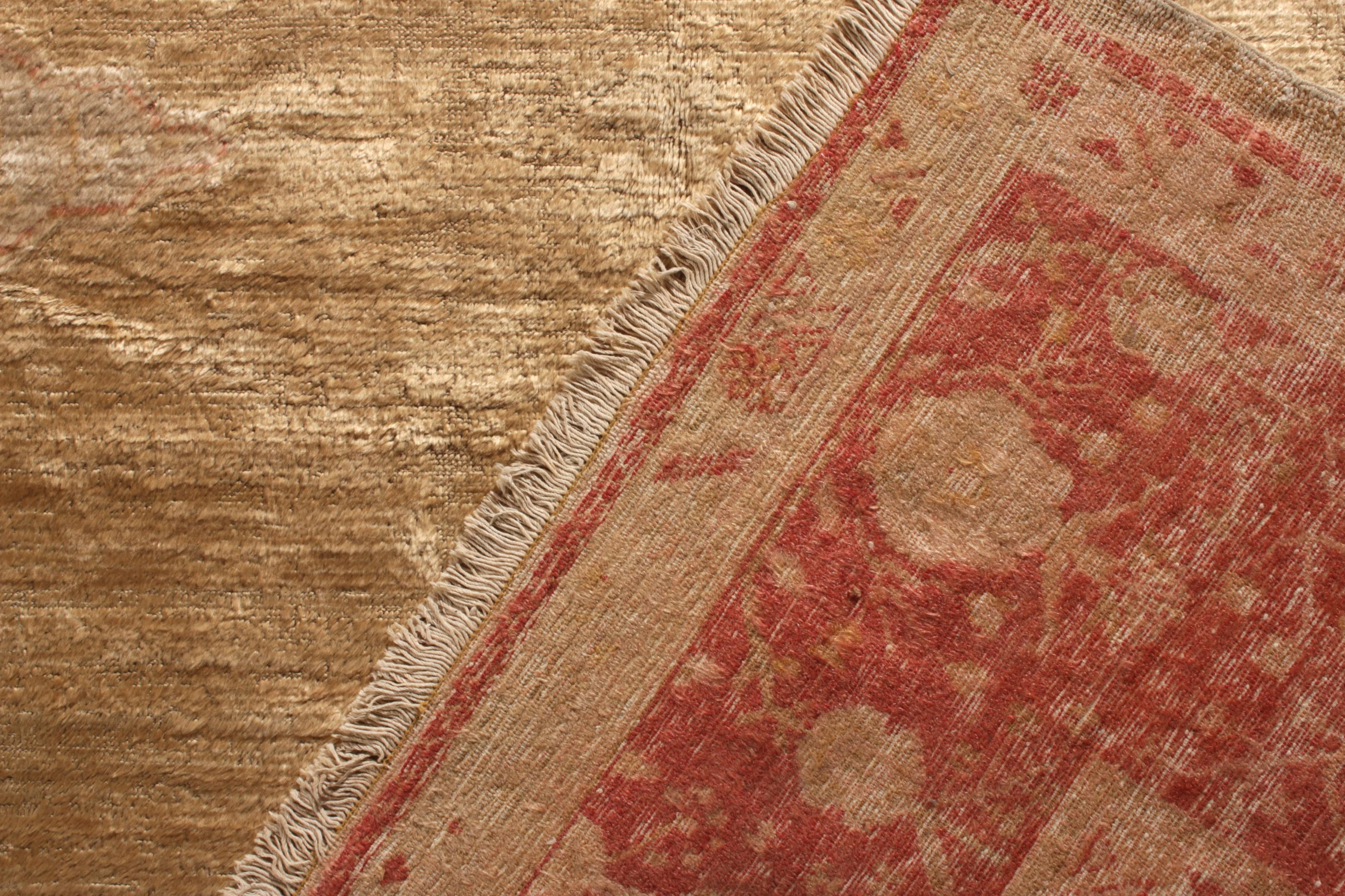 Alfombra antigua Oushak Patrón geométrico de lana de angora roja y dorada Lana en venta