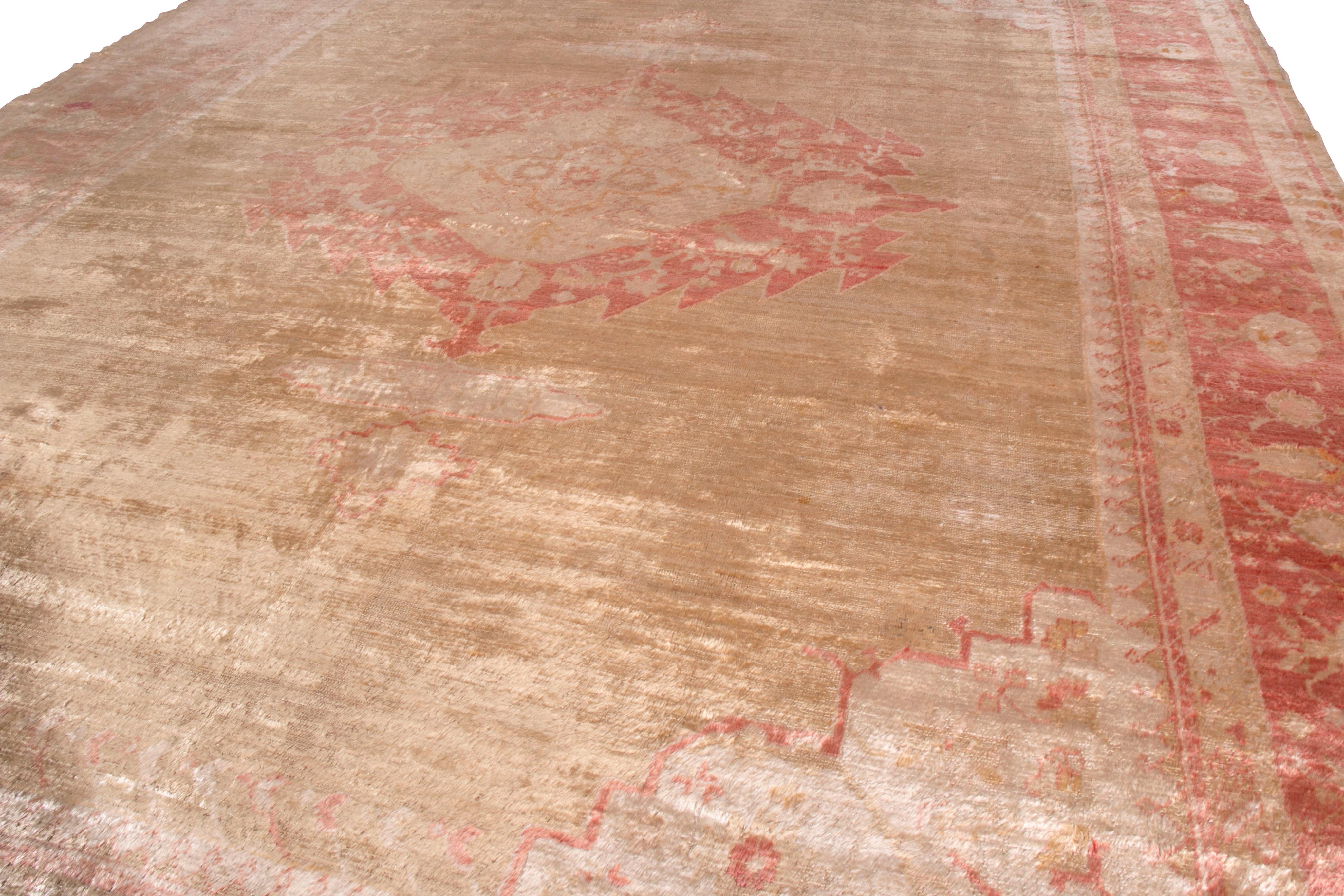 Antiker Oushak-Teppich aus roter und goldener Angorawolle mit geometrischem Muster (Türkisch) im Angebot