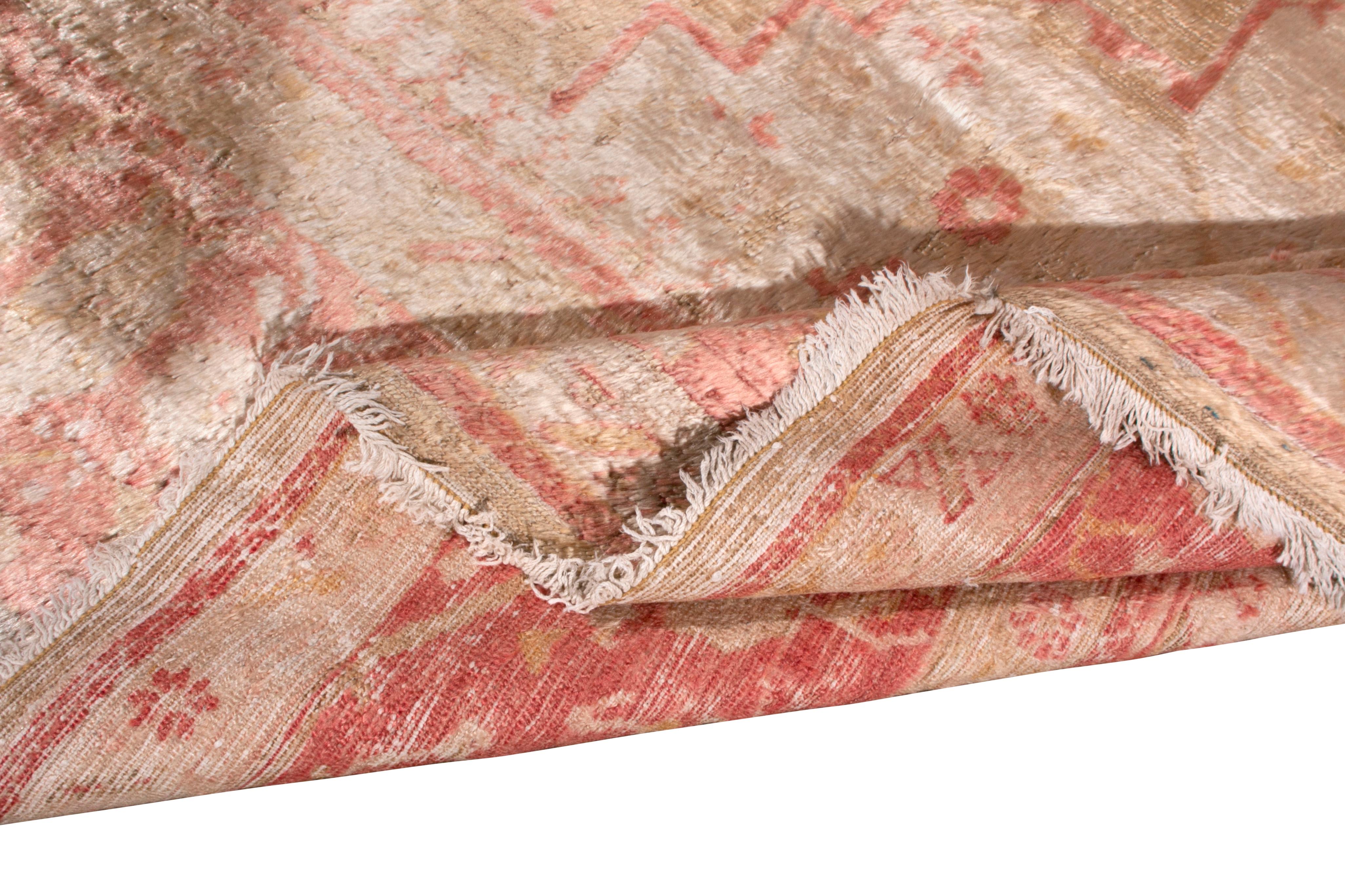 Antiker Oushak-Teppich aus roter und goldener Angorawolle mit geometrischem Muster im Zustand „Gut“ im Angebot in Long Island City, NY