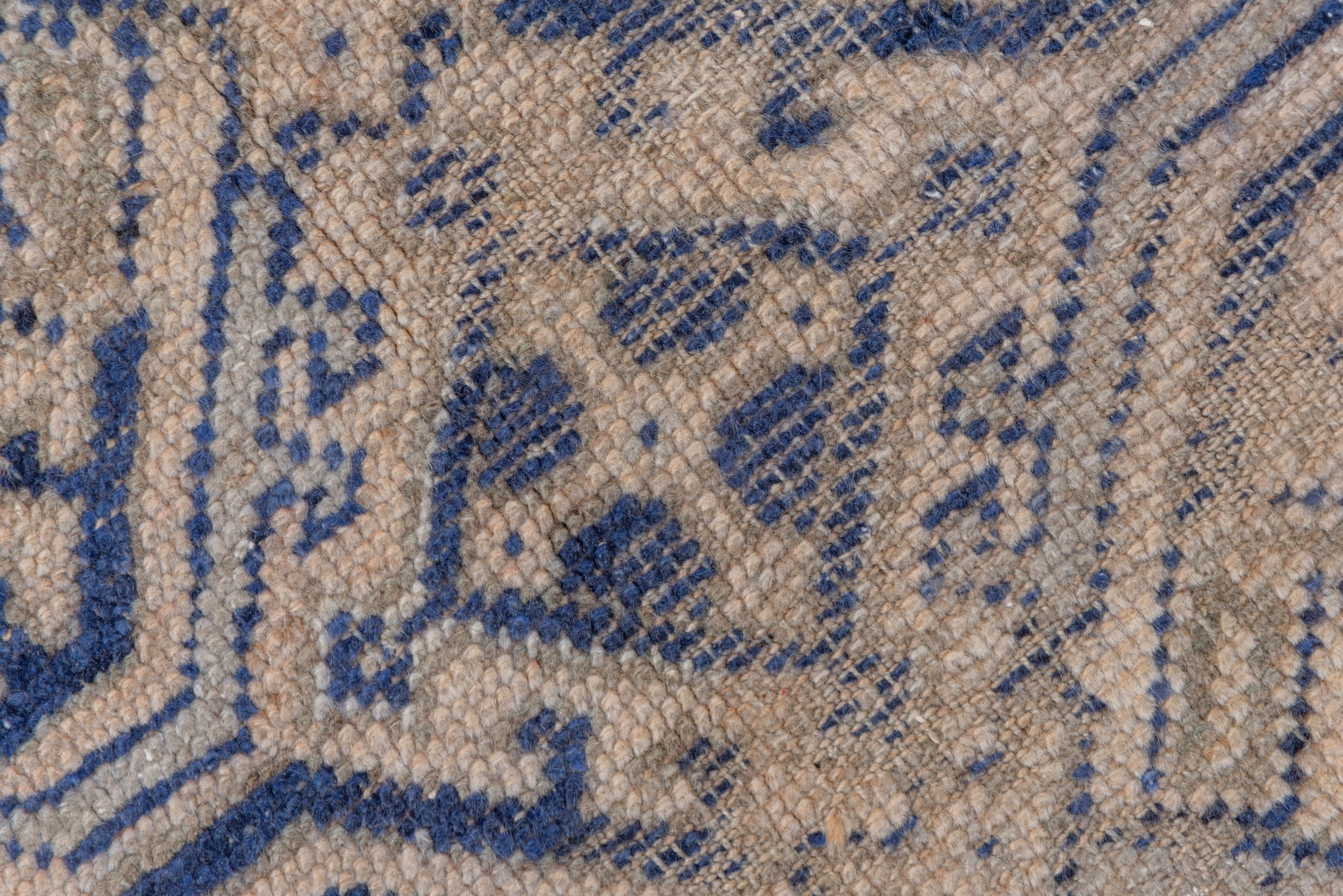 Der Grund aus Sandstroh zeigt ein Yaprak (Blatt)-Muster mit drei Motiven in Kobalt und Himmelblau. Dieses sehr alte Muster erscheint meist auf langen Läufern oder großen Teppichen. Dieses kleine Format ist ungewöhnlich.