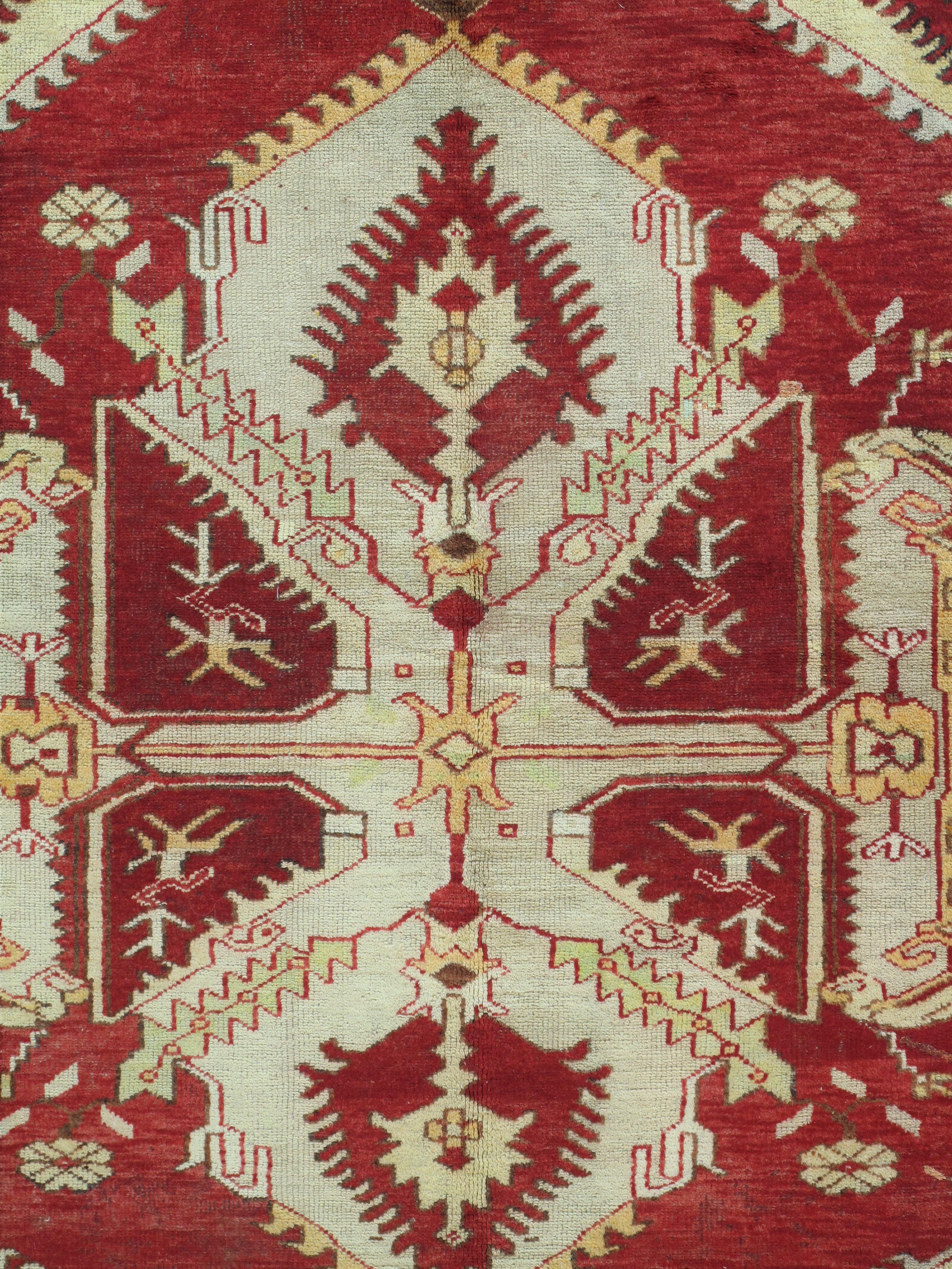 Antiker Oushak-Teppich, türkischer handgefertigter orientalischer Teppich, rot, beige, kühnes Design 5x8 (Türkisch) im Angebot