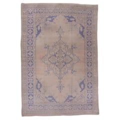 Ancien tapis d'Oushak avec une palette légère