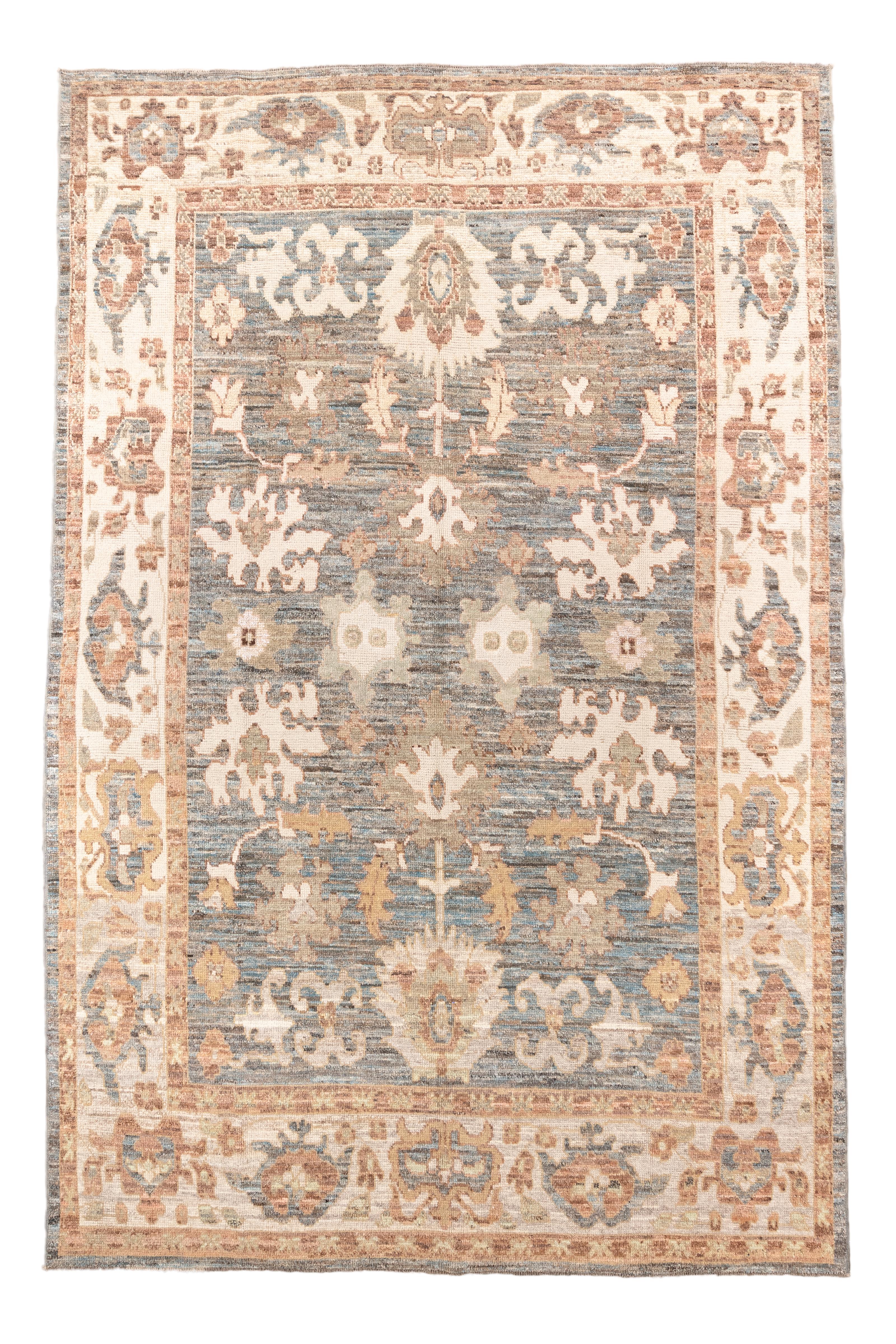 Charmant tapis ancien Oushak d'Anatolie occidentale, datant du début du XXe siècle, présentant une palette apaisante et des motifs botaniques à grande échelle. Le champ bleu-gris est orné de palmettes stylisées, de rosettes et de rinceaux de vigne