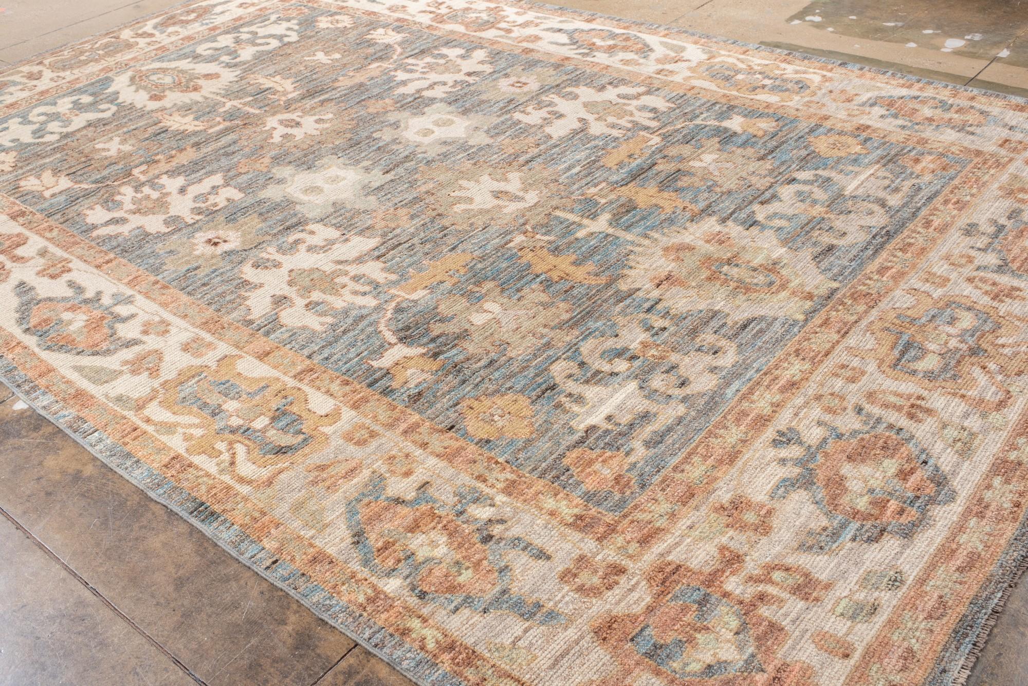 Turc Tapis ancien Oushak avec une palette de couleurs douces en vente