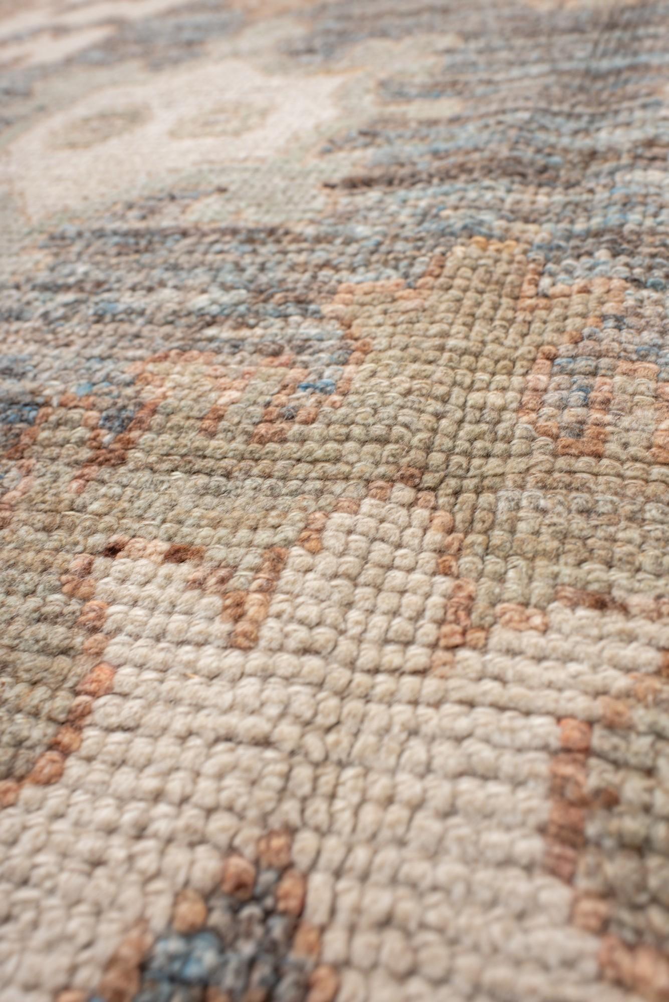 Noué à la main Tapis ancien Oushak avec une palette de couleurs douces en vente