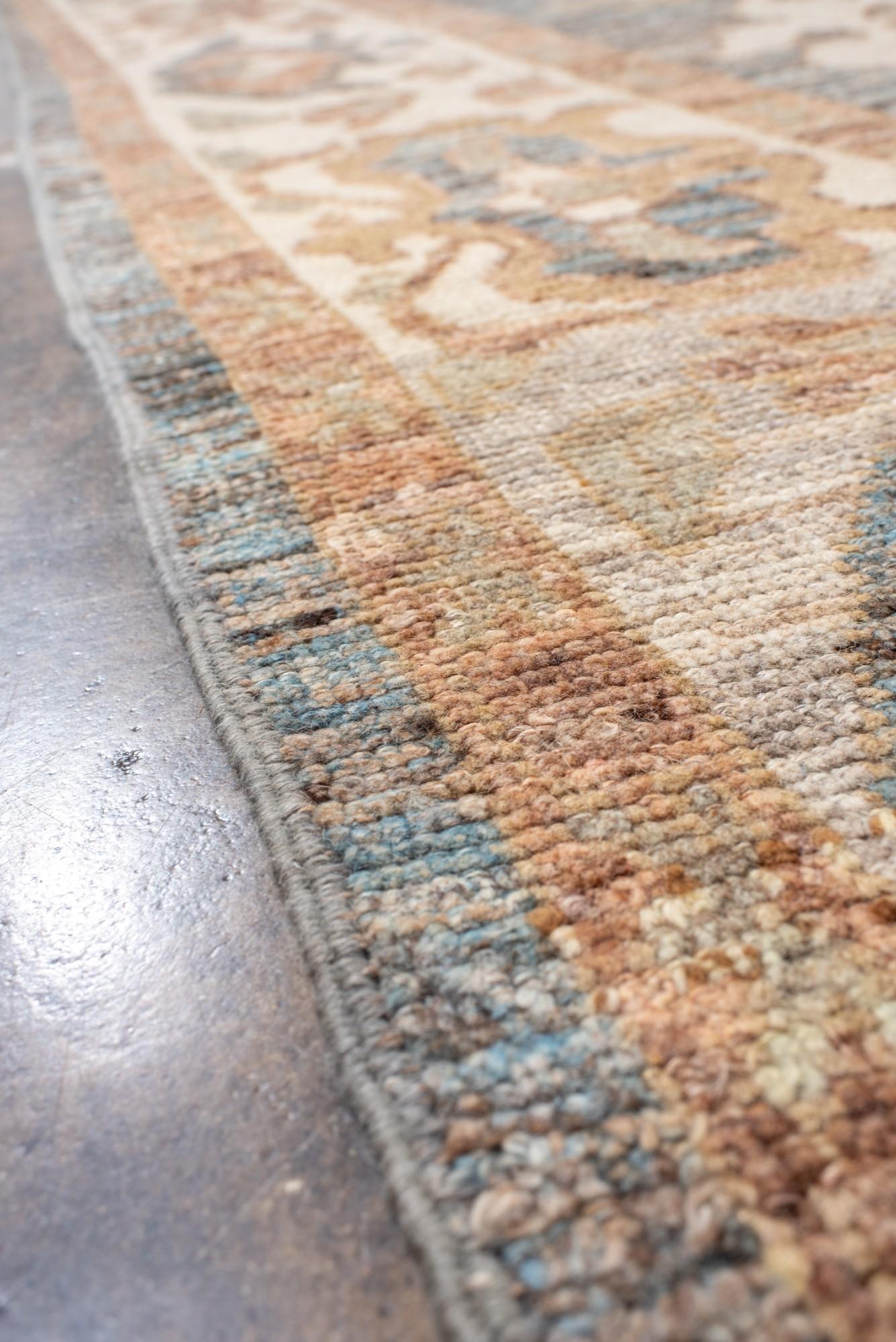Tapis ancien Oushak avec une palette de couleurs douces Bon état - En vente à New York, NY