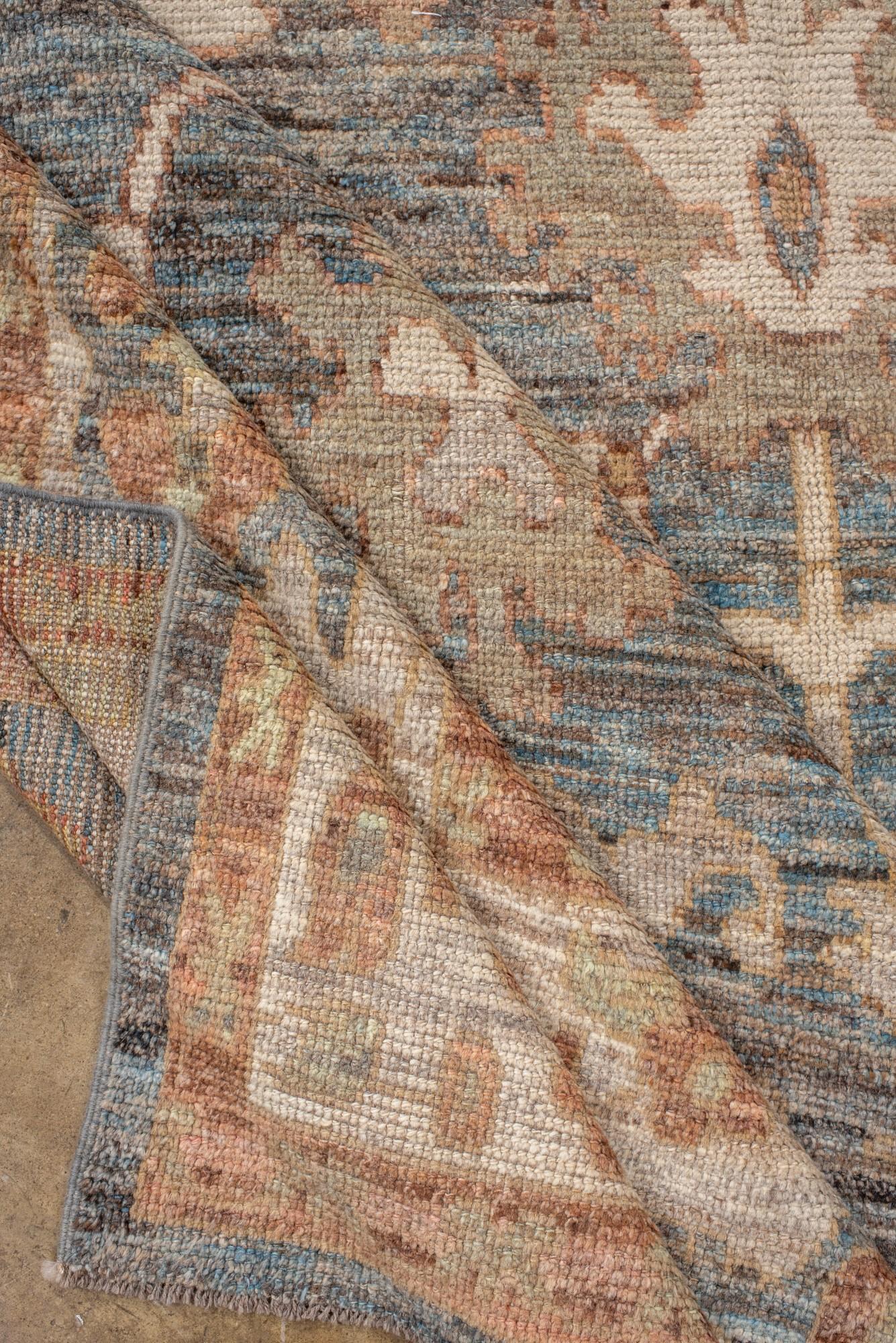 Laine Tapis ancien Oushak avec une palette de couleurs douces en vente