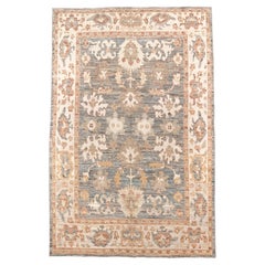 Tapis ancien Oushak avec une palette de couleurs douces