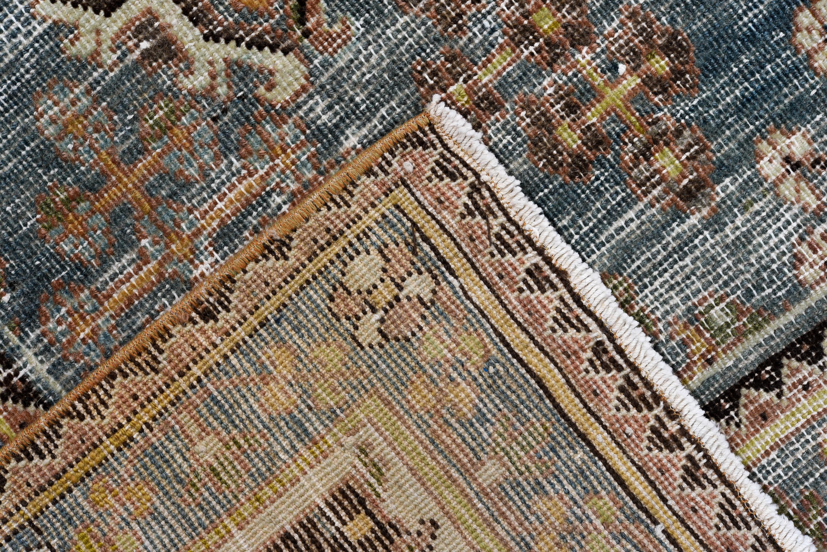 Tapis d'Oushak ancien avec médaillon en diamant et tons terreux subtils Excellent état - En vente à New York, NY