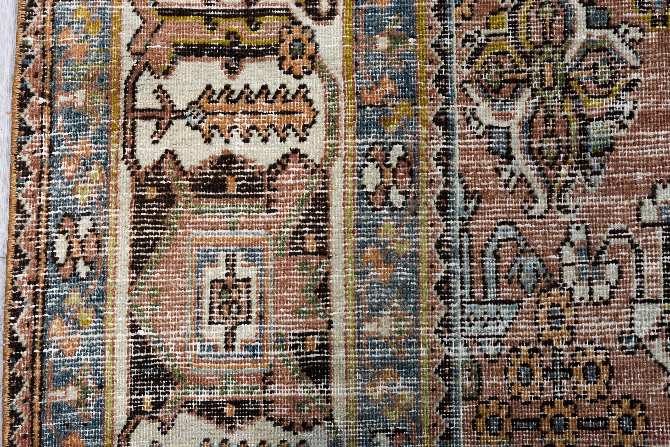 20ième siècle Tapis d'Oushak ancien avec médaillon en diamant et tons terreux subtils en vente