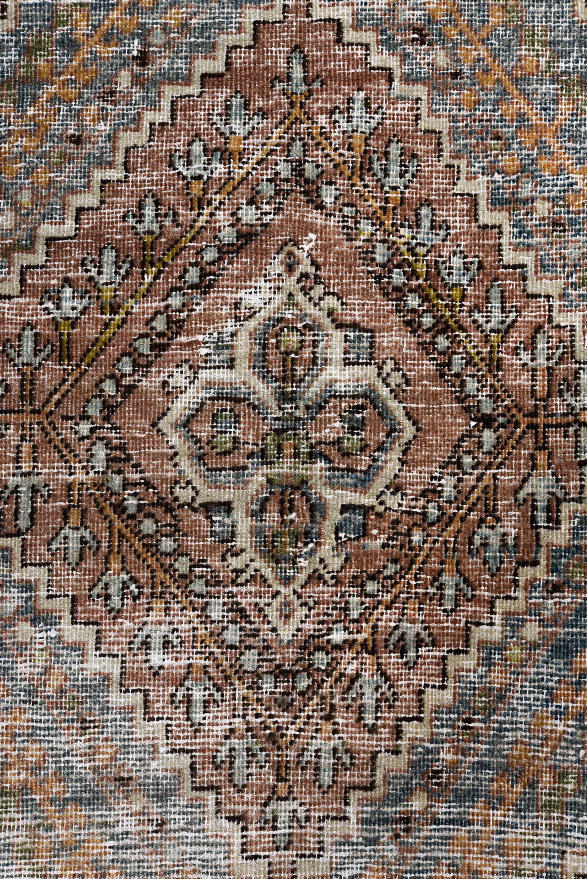 Laine Tapis d'Oushak ancien avec médaillon en diamant et tons terreux subtils en vente
