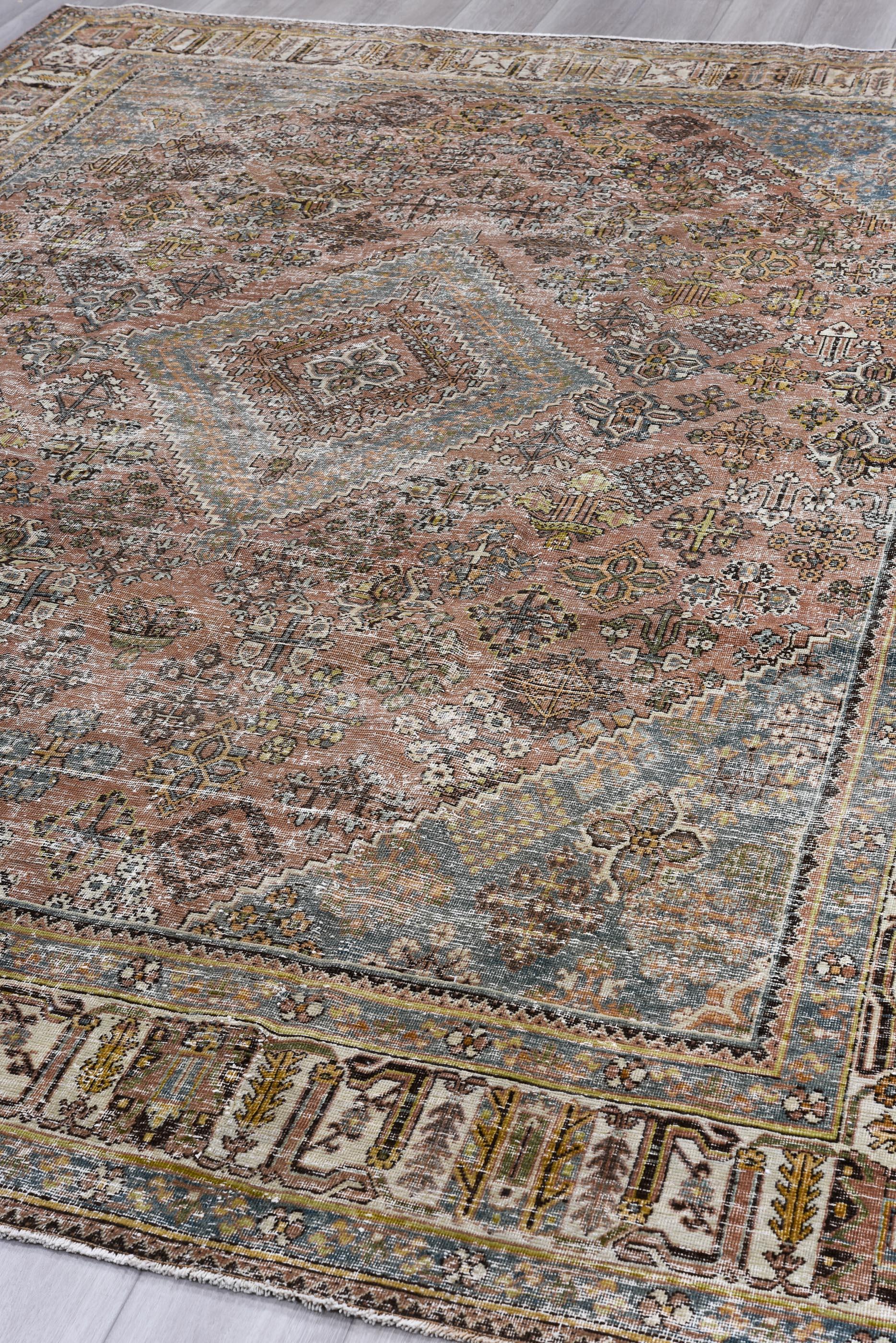 Tapis d'Oushak ancien avec médaillon en diamant et tons terreux subtils en vente 1