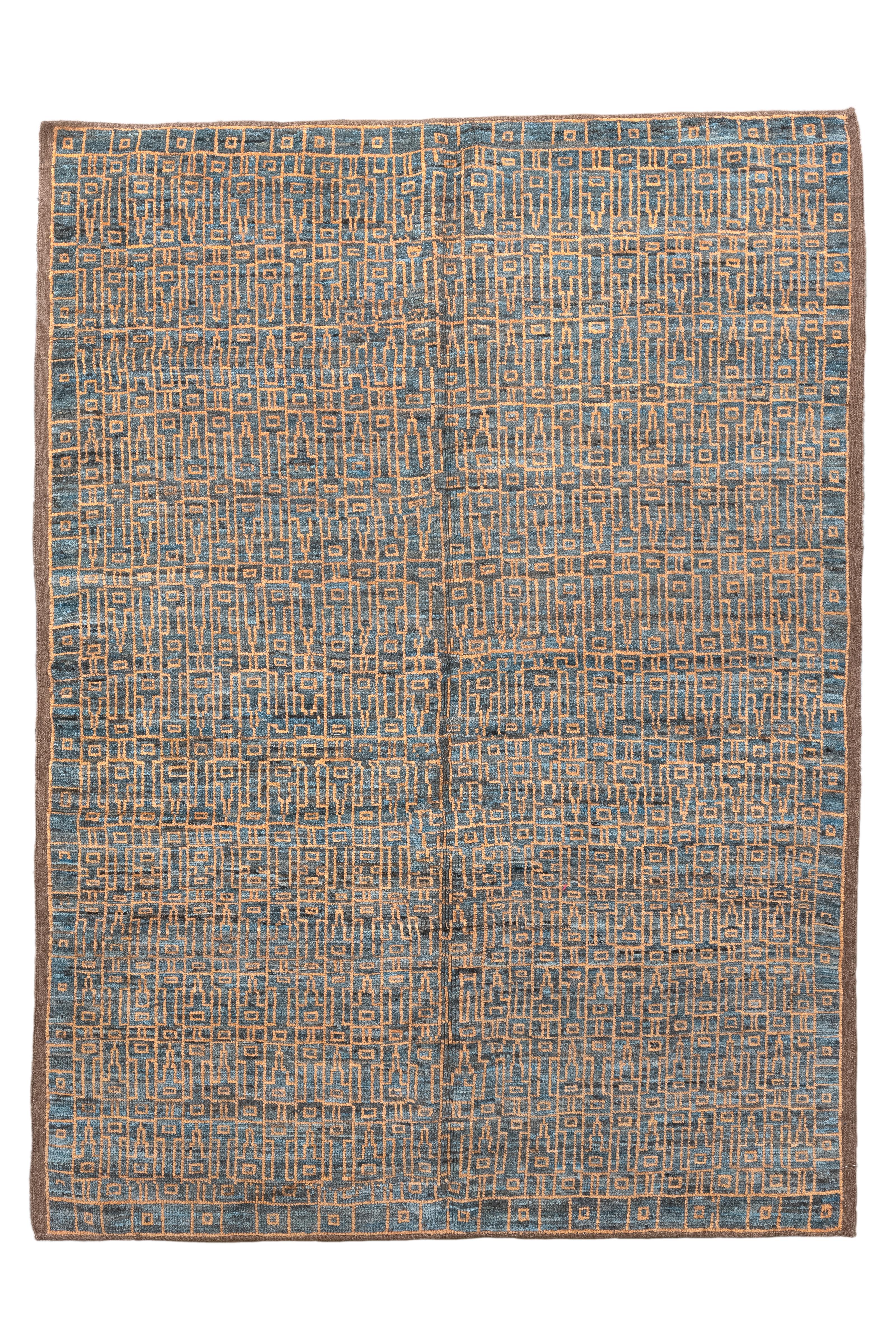 Dieser antike türkische Oushak-Teppich, der um 1920 gewebt wurde, weist ein auffälliges Allover-Muster auf.  geometrisches Gittermuster in einer Palette aus gedämpftem Blau und zartem Gold. Das kühne Design  und großflächige Motive sind