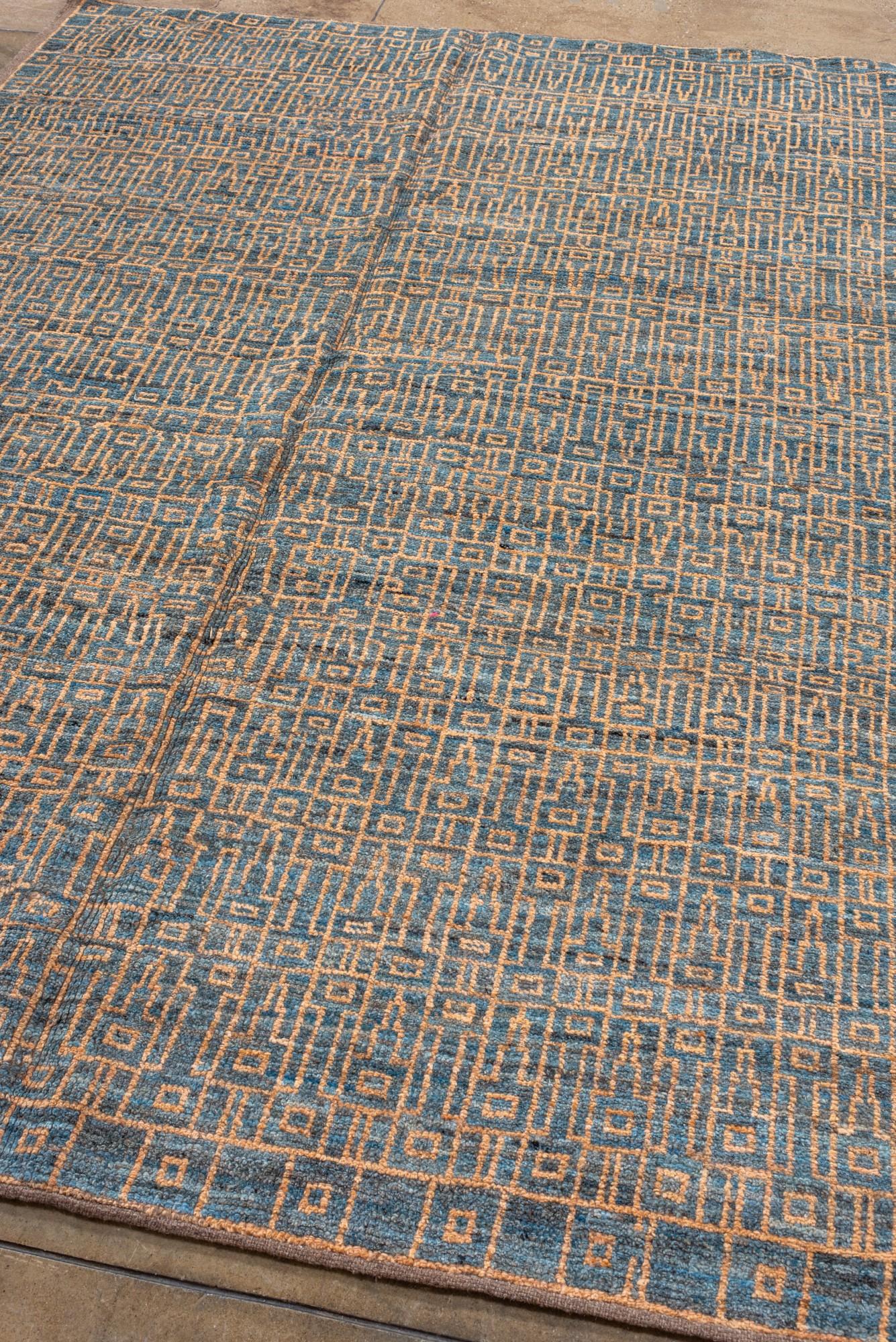 Antiker Oushak-Teppich mit geometrischem Gittermuster in Blau und Gold, CIRCA 1920er Jahre (Türkisch) im Angebot
