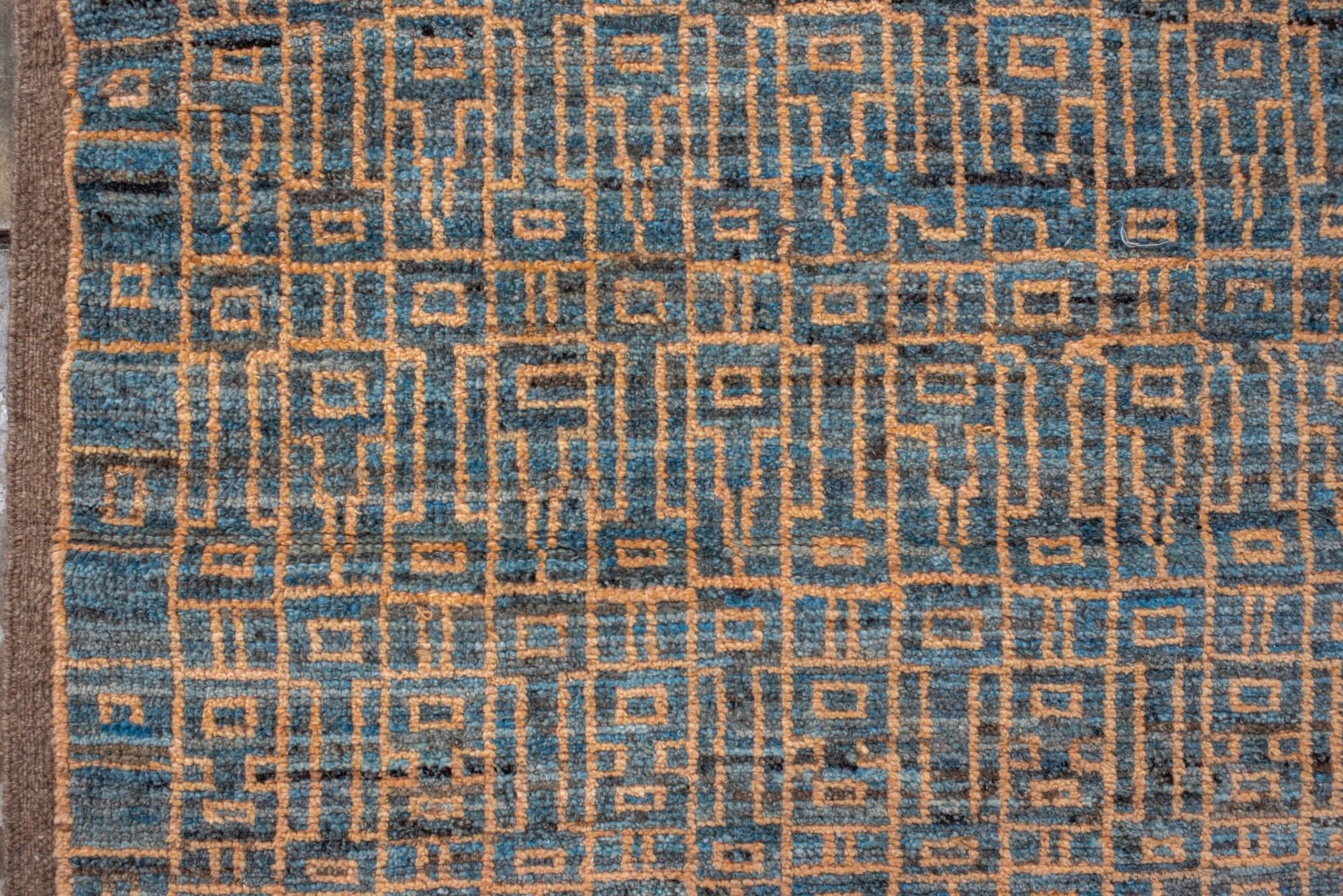 Antiker Oushak-Teppich mit geometrischem Gittermuster in Blau und Gold, CIRCA 1920er Jahre im Zustand „Gut“ im Angebot in New York, NY