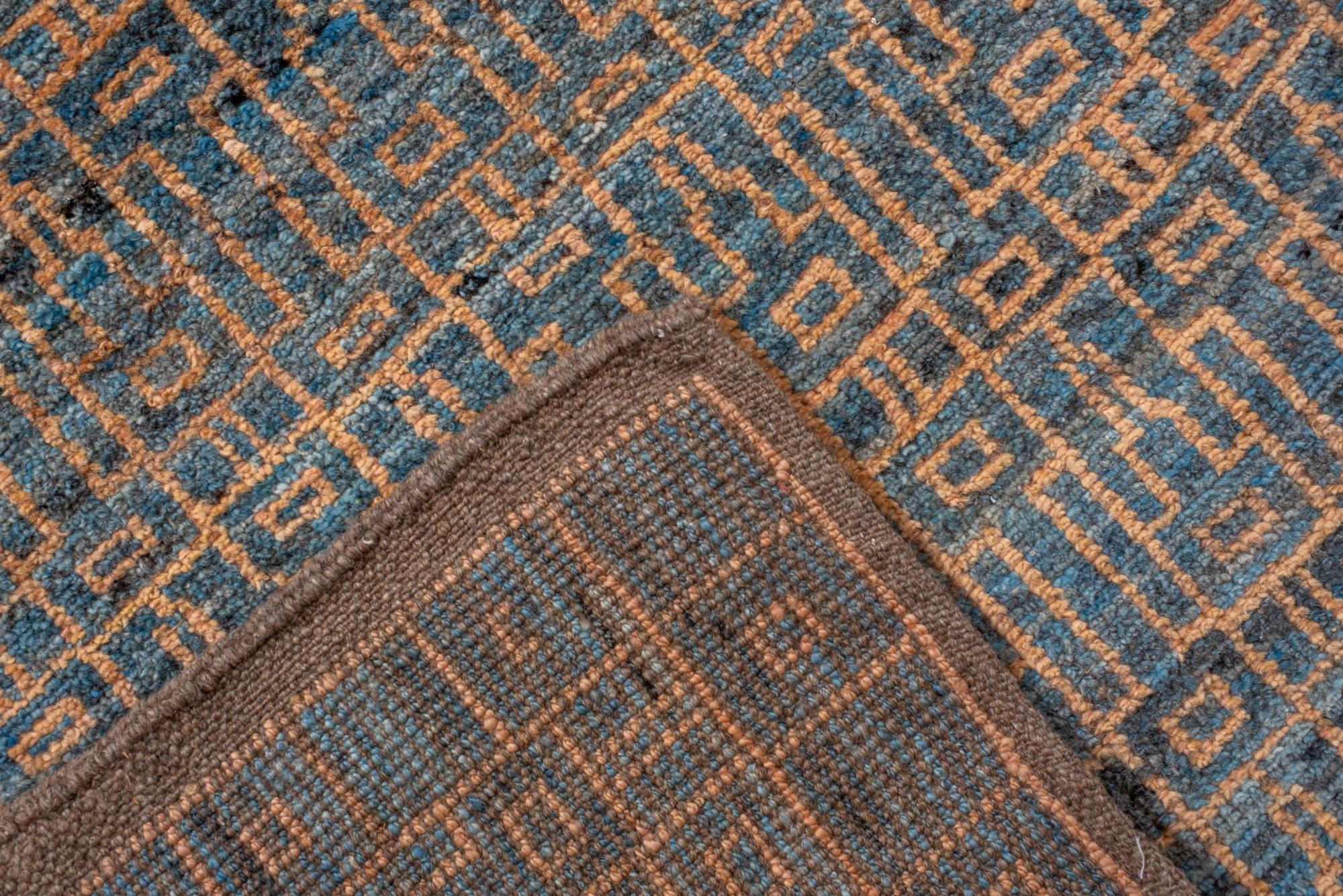 Antiker Oushak-Teppich mit geometrischem Gittermuster in Blau und Gold, CIRCA 1920er Jahre (20. Jahrhundert) im Angebot