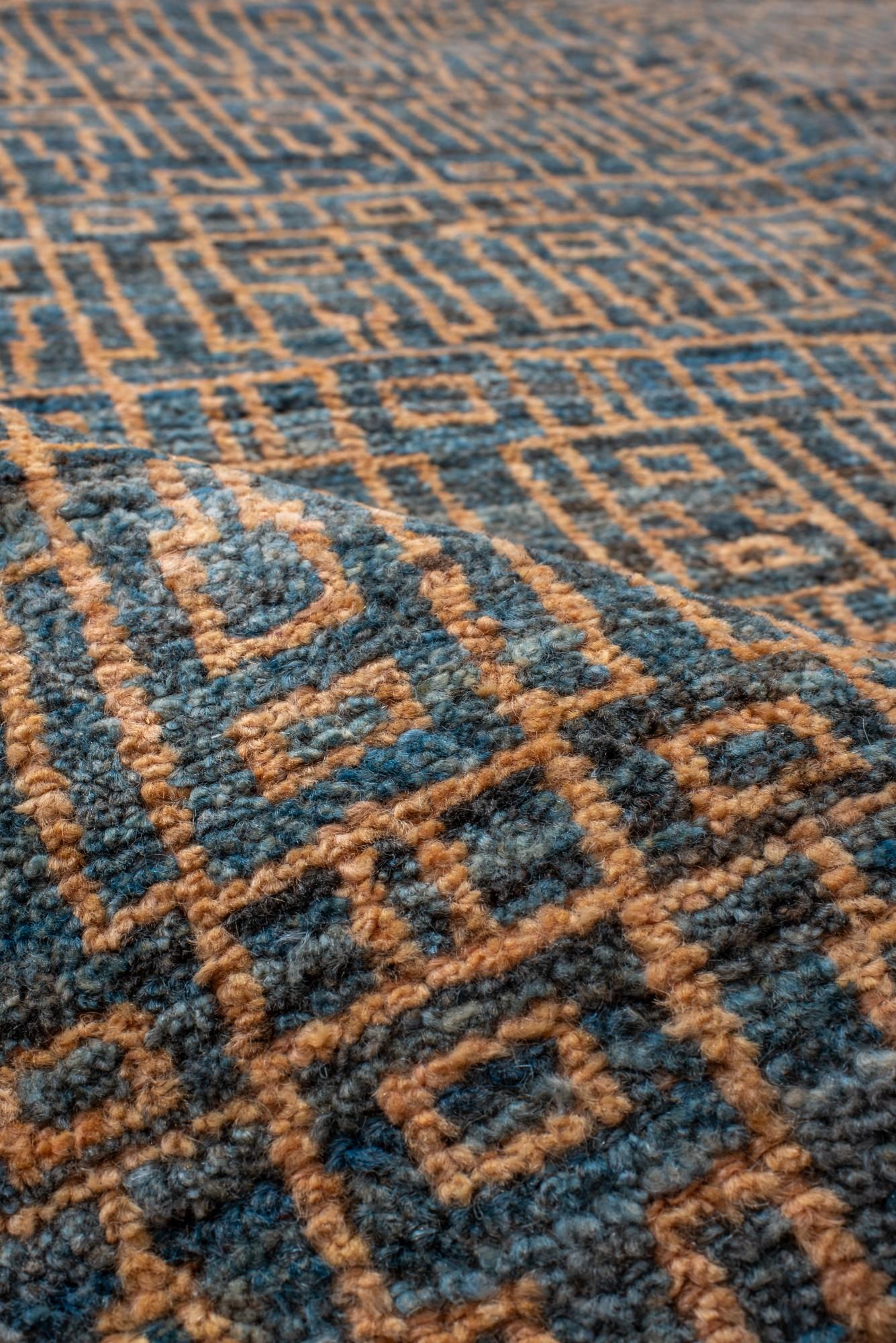 Antiker Oushak-Teppich mit geometrischem Gittermuster in Blau und Gold, CIRCA 1920er Jahre (Wolle) im Angebot