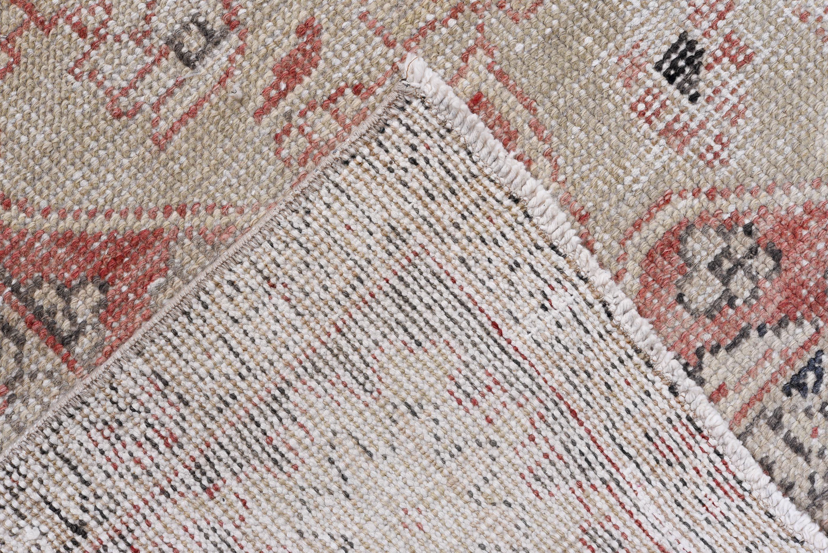 Antiker Oushak-Teppich mit geometrischem Medaillon und Erdtönen in Erdtönen (Türkisch) im Angebot