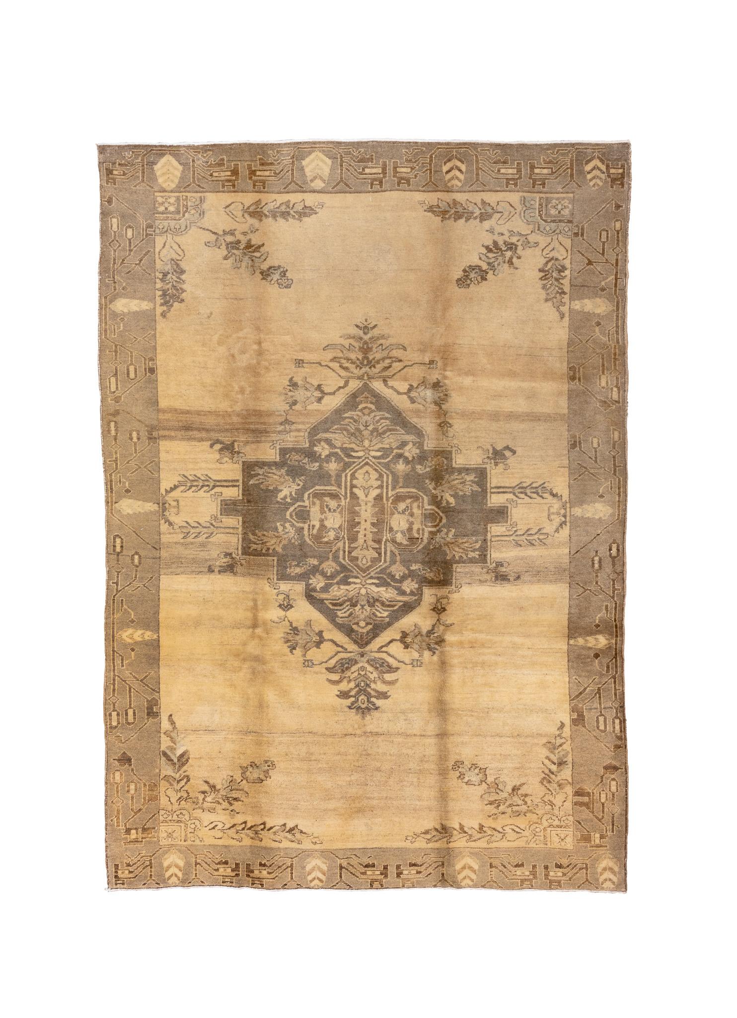 Antiker Oushak-Teppich mit geometrischem Medaillon in weichem Beige und Taupe