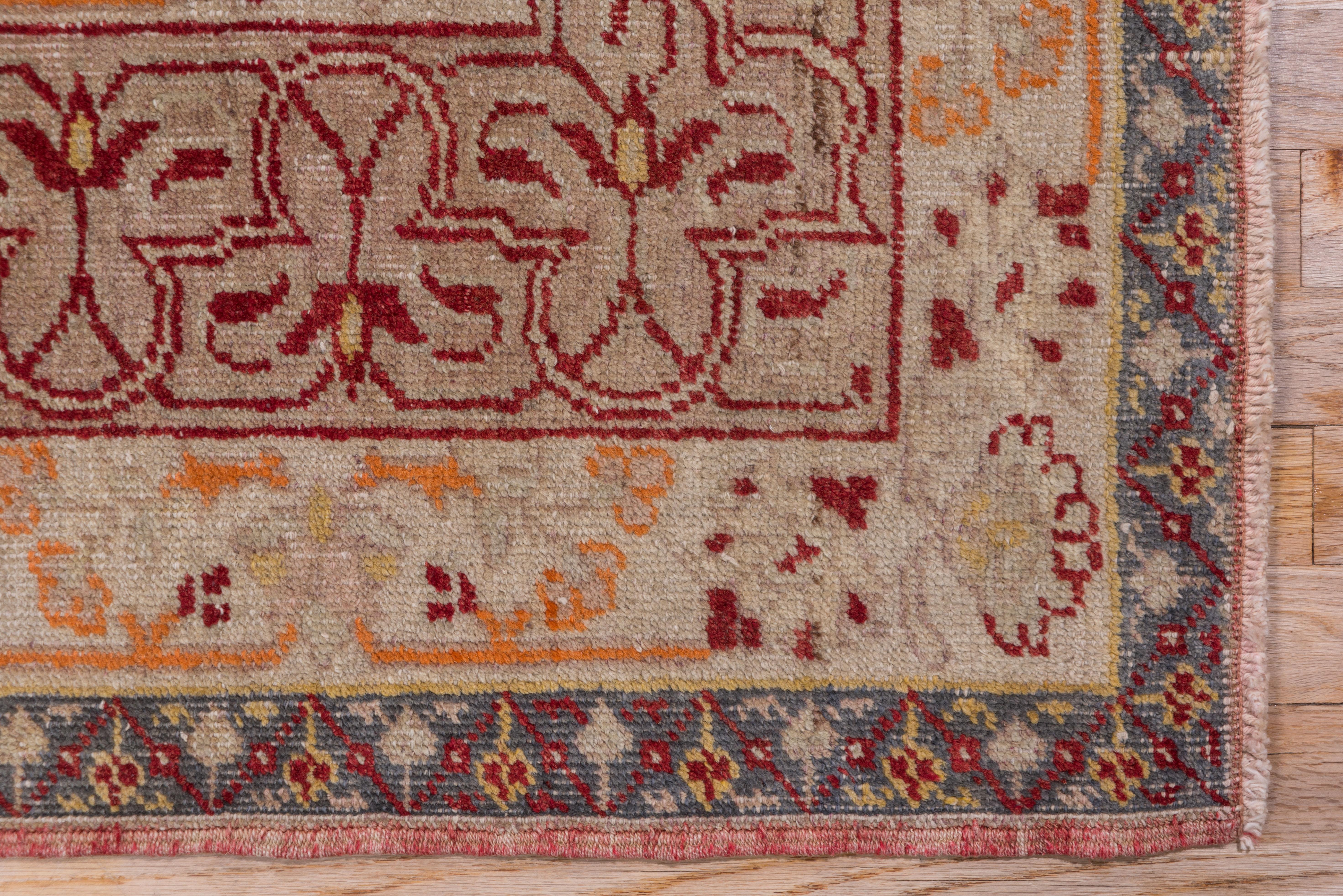 Antiker Oushak-Teppich mit rotem Mittelmedaillon im Zustand „Hervorragend“ im Angebot in New York, NY