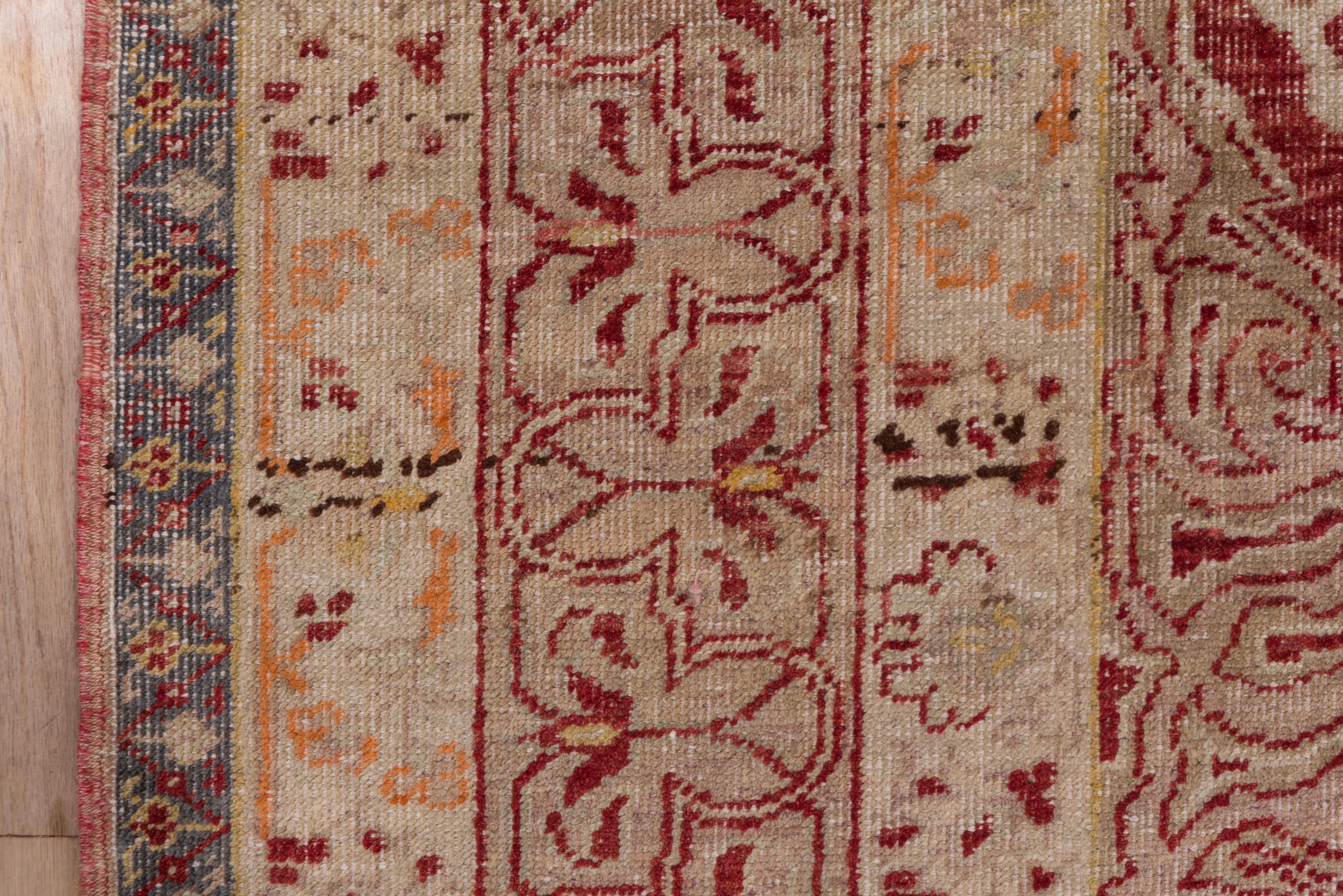 Antiker Oushak-Teppich mit rotem Mittelmedaillon (Wolle) im Angebot