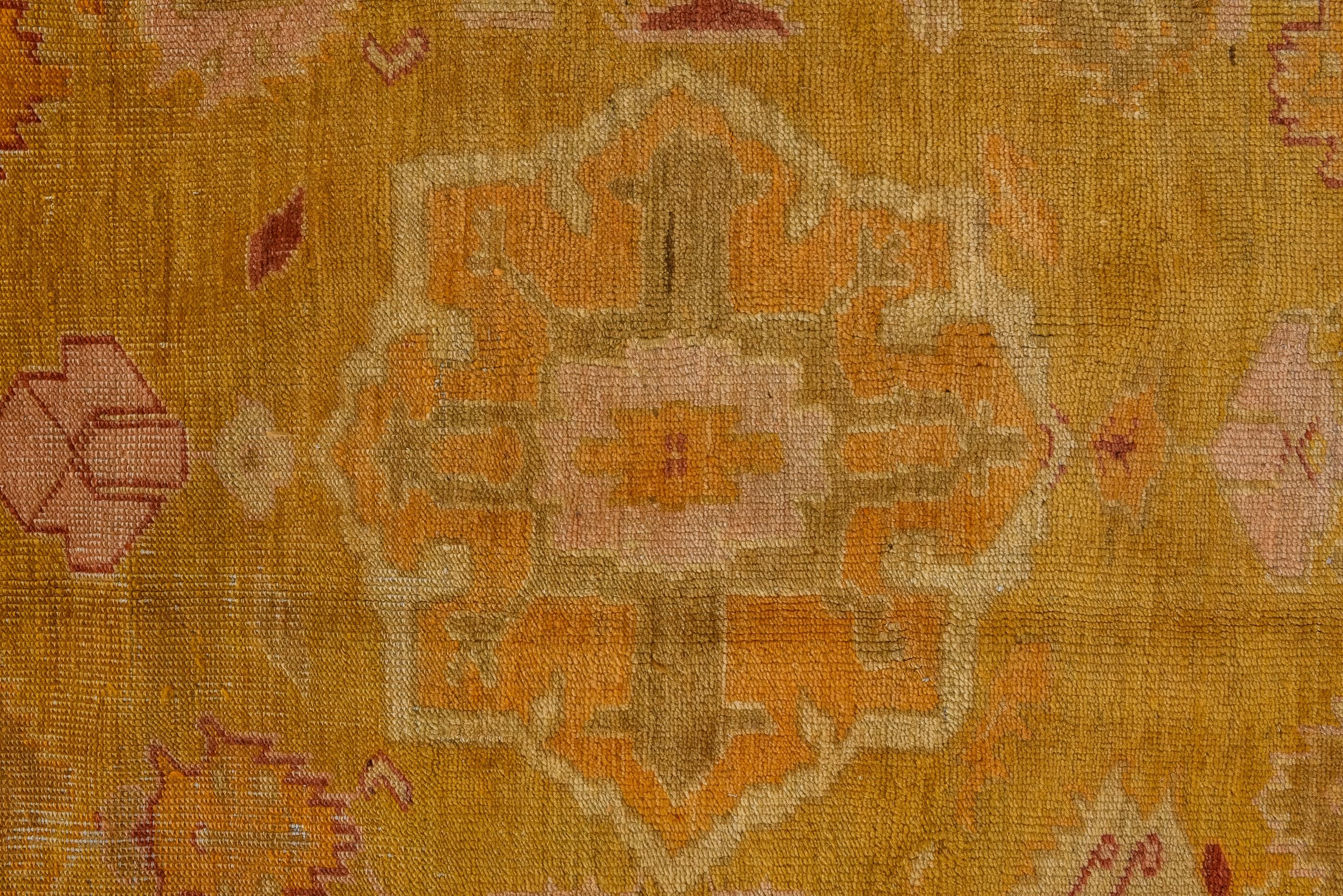 Annodato a mano Tappeto antico di Oushak con fondo color ruggine e bordo color oliva in vendita