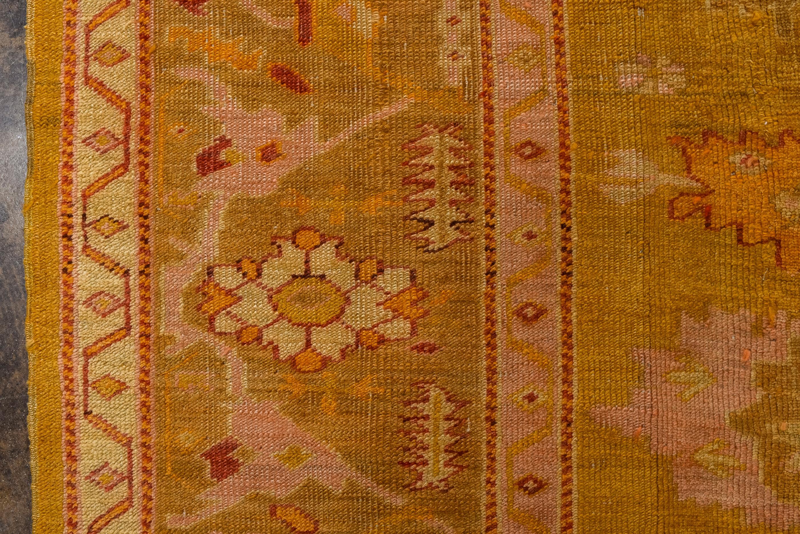 Tappeto antico di Oushak con fondo color ruggine e bordo color oliva In condizioni discrete in vendita a New York, NY