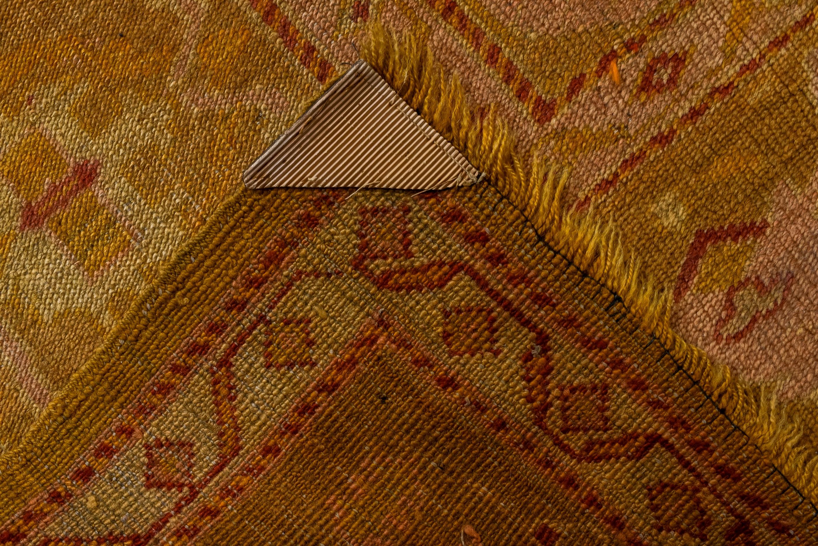 Fine XIX secolo Tappeto antico di Oushak con fondo color ruggine e bordo color oliva in vendita