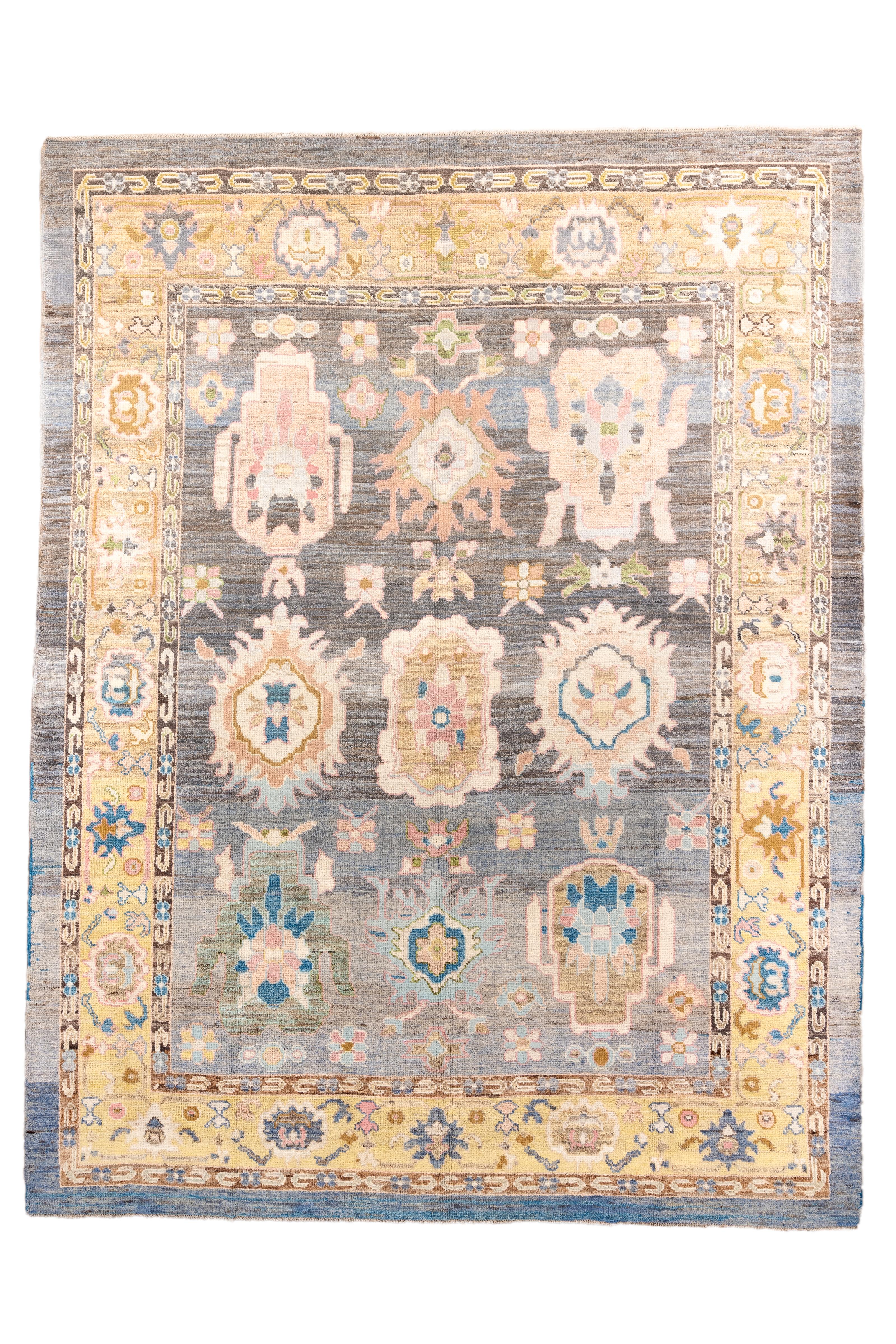  Un tapis décoratif antique Oushak d'Anatolie occidentale, vers le début du 20e siècle, présentant une palette douce mais vibrante et des motifs floraux géométriques audacieux. Le champ gris chaud est orné de médaillons et de palmettes