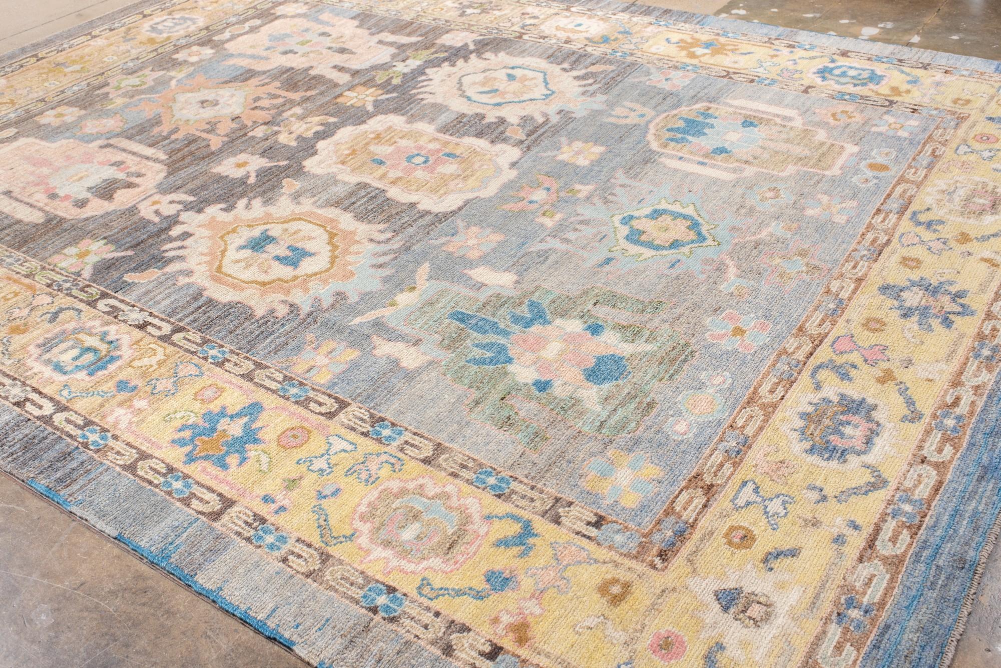 Turc Tapis ancien d'Oushak à la palette vibrante en vente