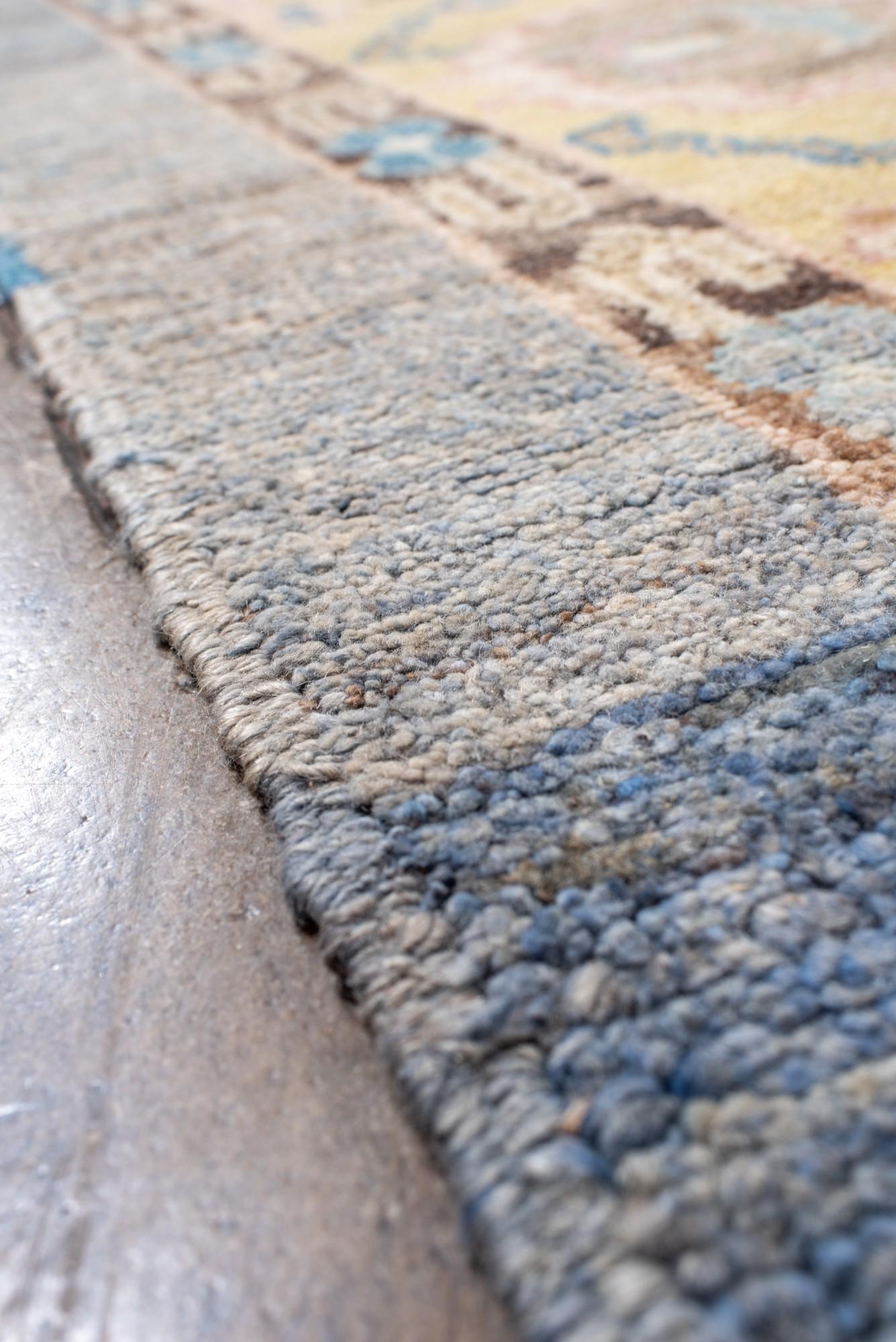 Laine Tapis ancien d'Oushak à la palette vibrante en vente