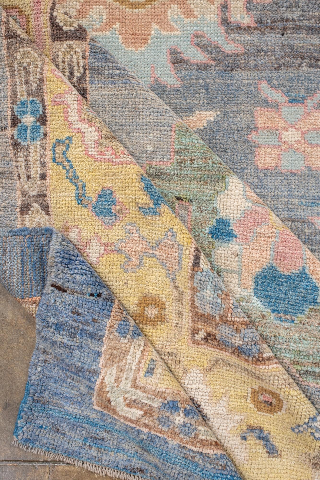 Tapis ancien d'Oushak à la palette vibrante en vente 1