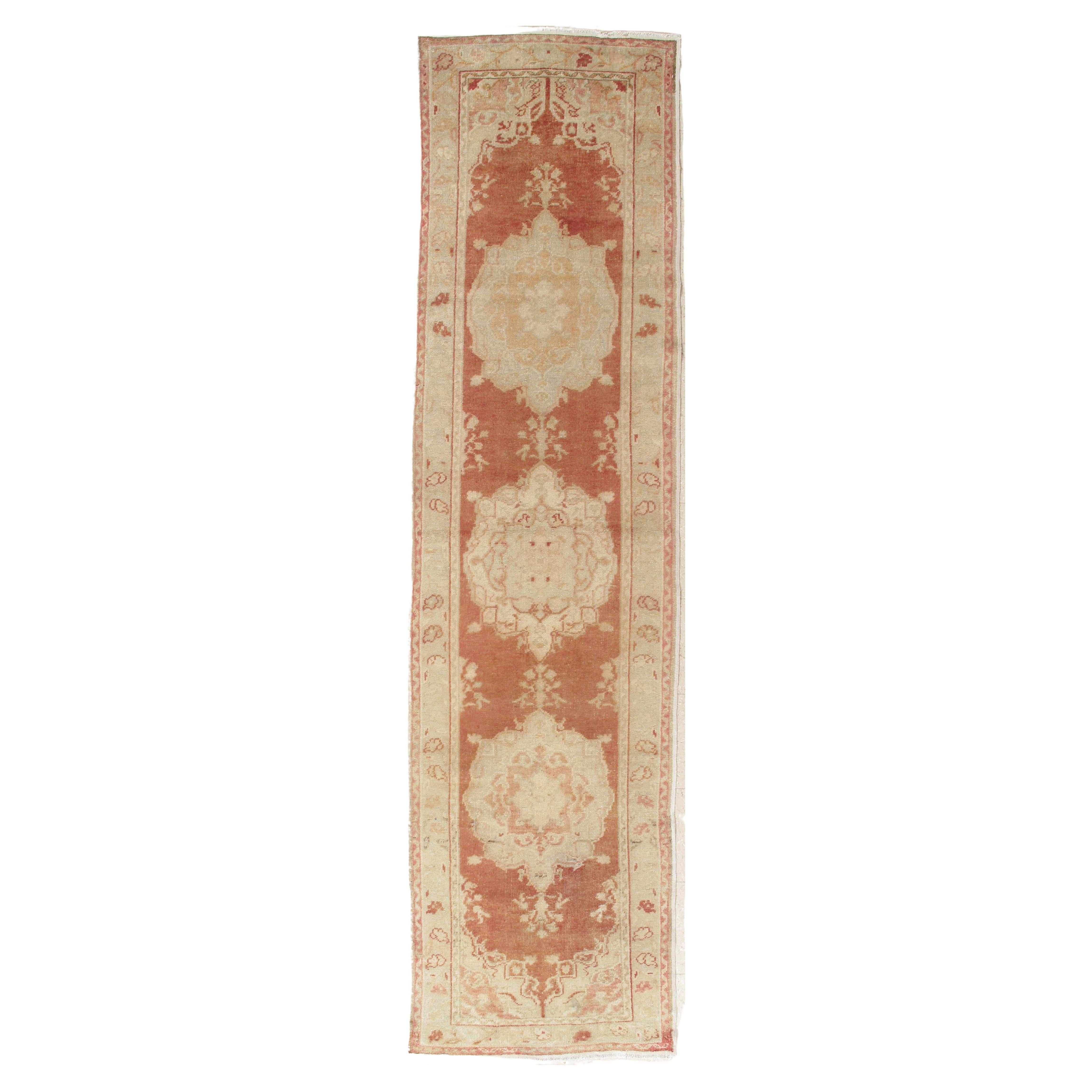 Antiker Oushak-Läufer, türkischer und orientalischer Teppich, handgefertigt in Beige und Orange