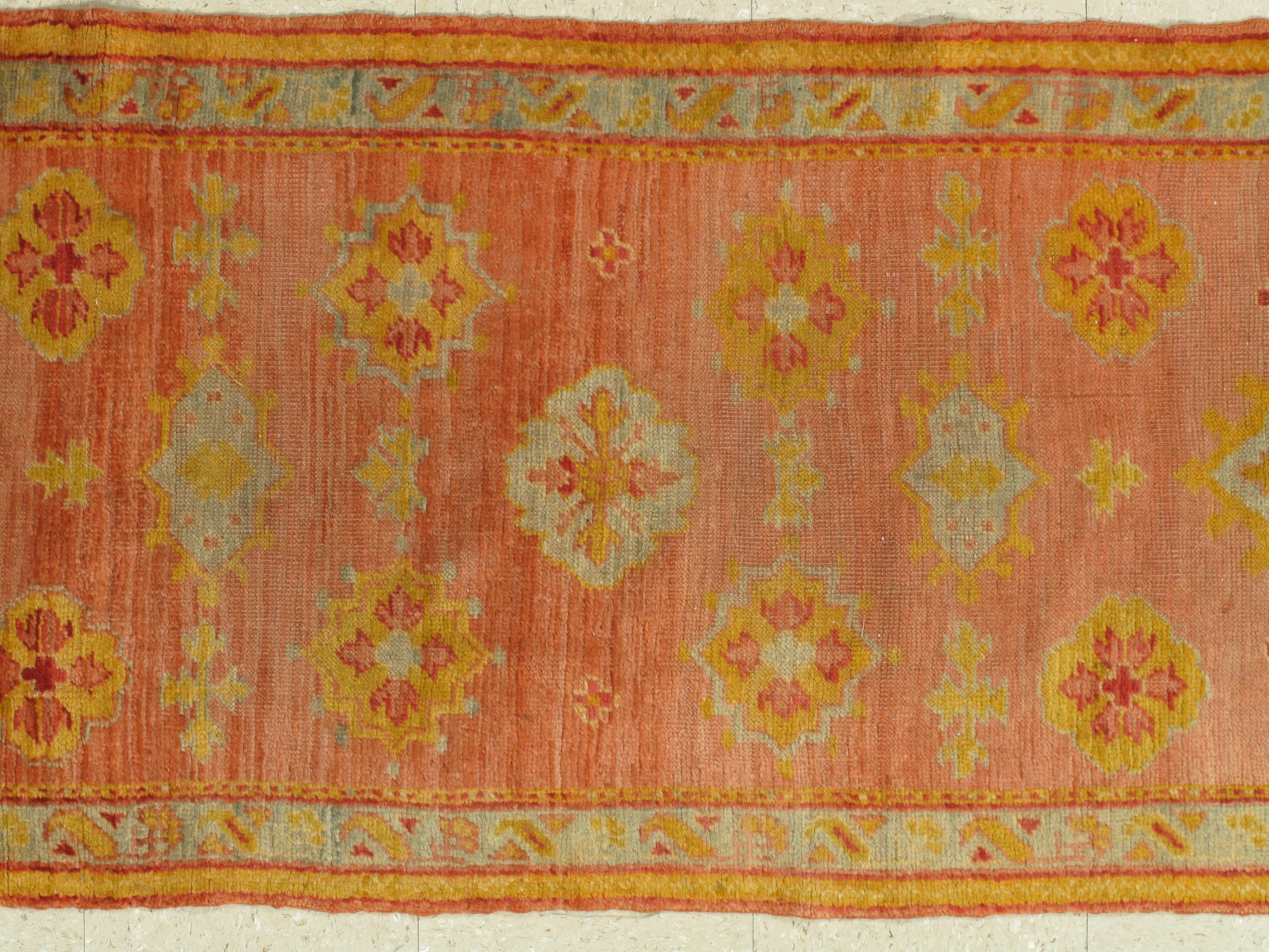 Antiker Oushak-Läufer, türkischer orientalischer Teppich, handgefertigt in Pfirsich, Gelb, Hellblau (Türkisch) im Angebot