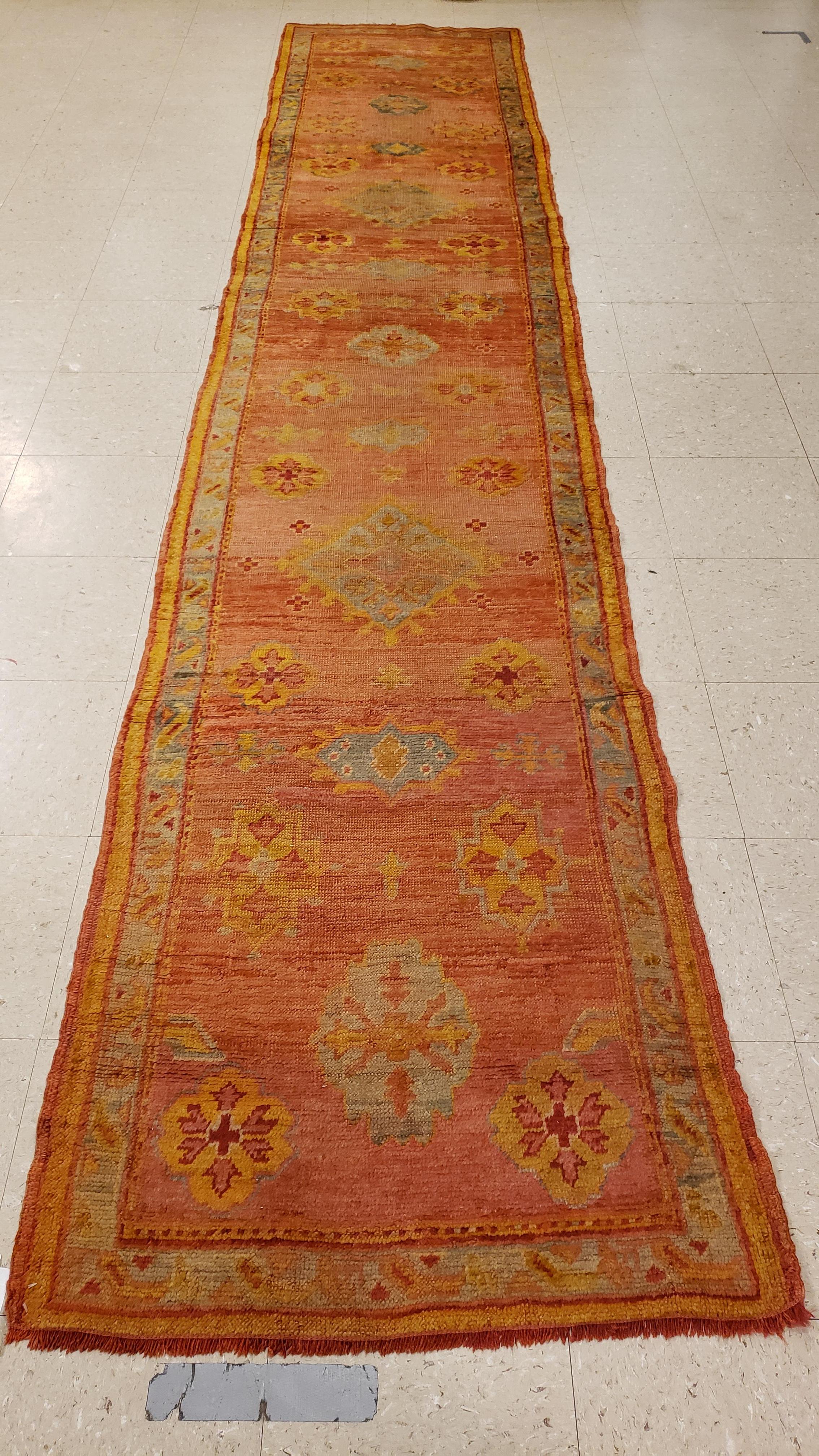 Antiker Oushak-Läufer, türkischer orientalischer Teppich, handgefertigt in Pfirsich, Gelb, Hellblau (Handgeknüpft) im Angebot