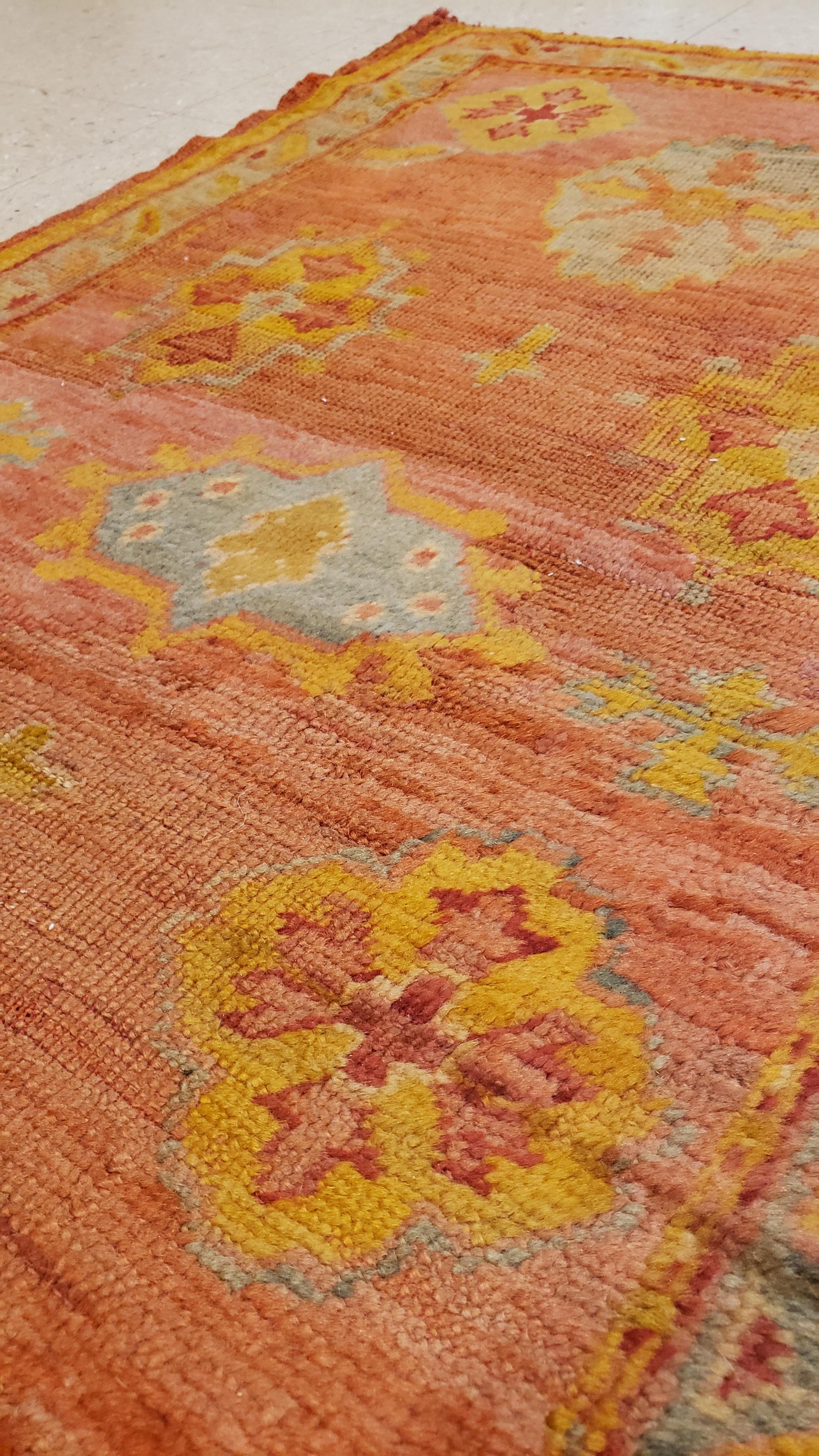 Antiker Oushak-Läufer, türkischer orientalischer Teppich, handgefertigt in Pfirsich, Gelb, Hellblau (19. Jahrhundert) im Angebot