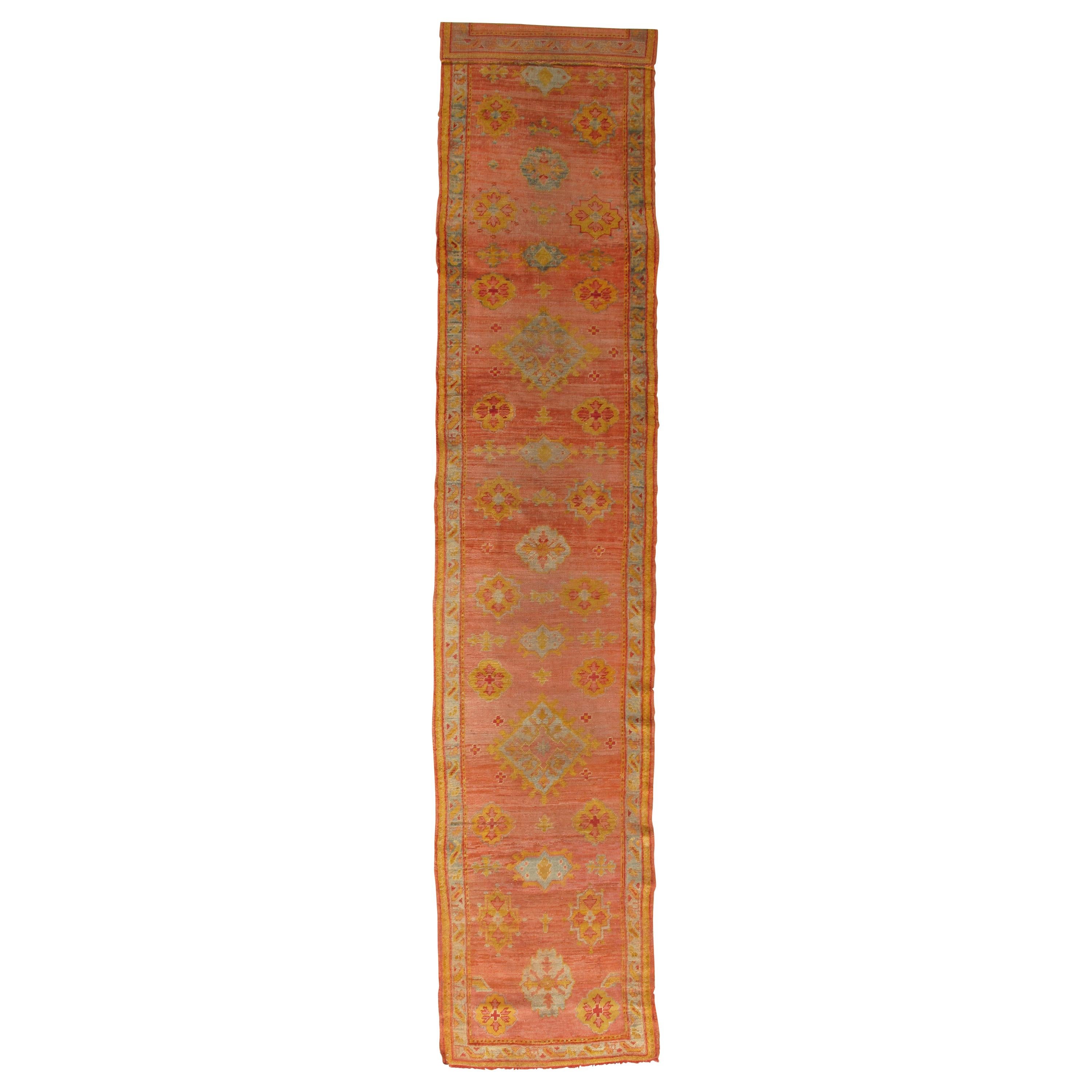Antiker Oushak-Läufer, türkischer orientalischer Teppich, handgefertigt in Pfirsich, Gelb, Hellblau im Angebot